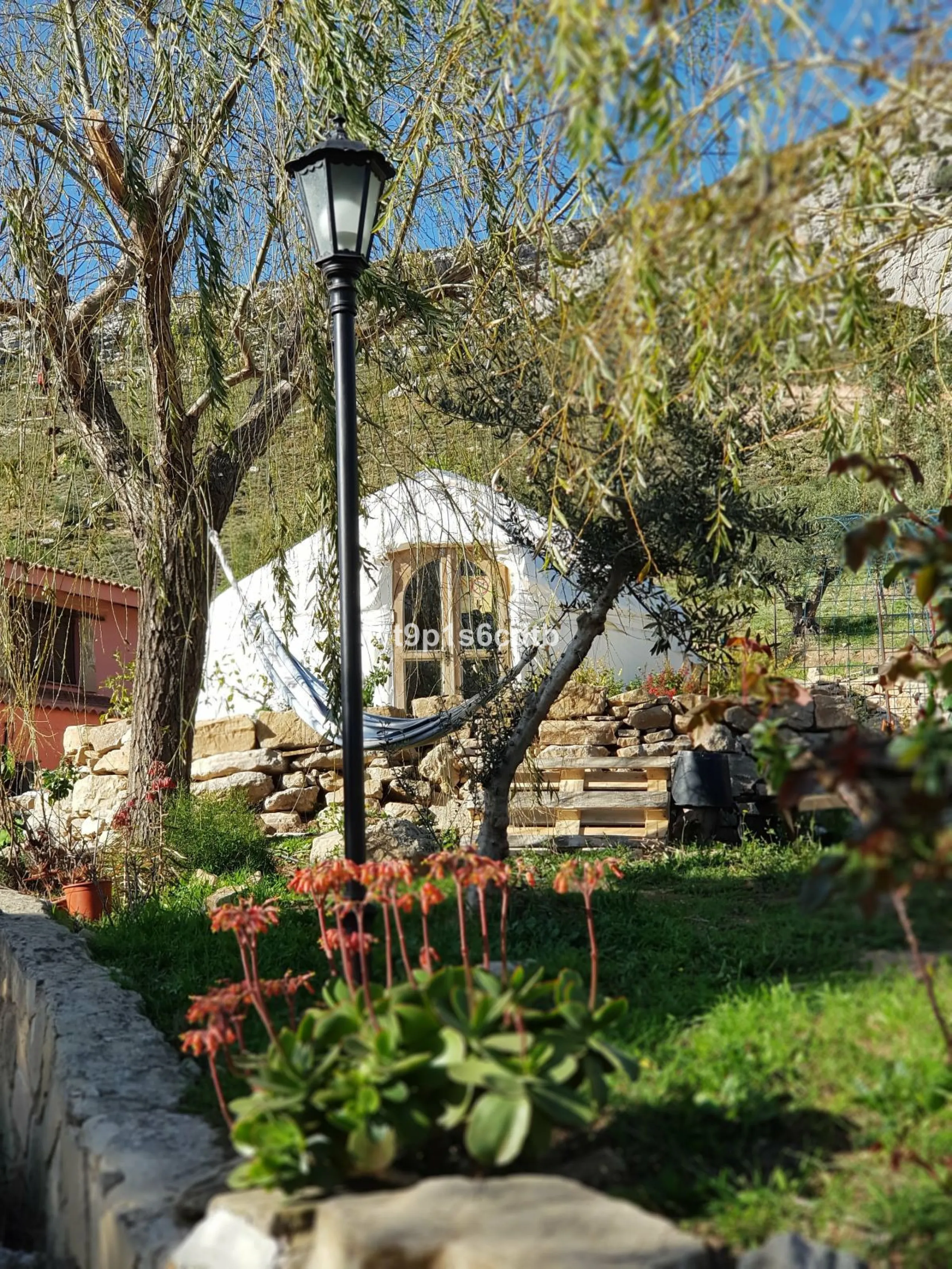 Charming and cosy rural hotel complex now converted into rural apartments, placed in a paradisiacal environment with absolute peacefulness and tranquillity, where disconnecting from the rest of the world while enjoying 270º panoramic views.