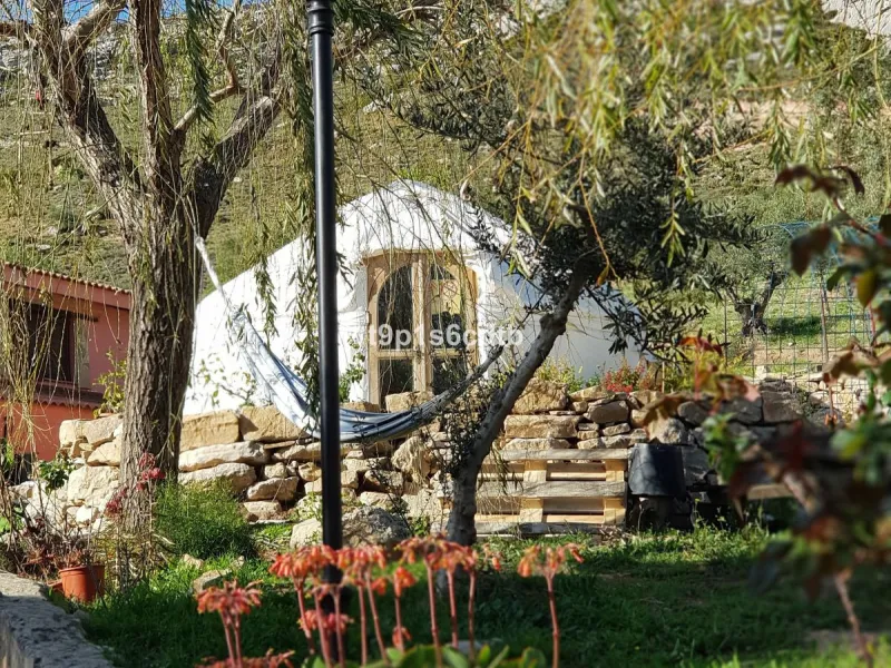 Charming and cosy rural hotel complex now converted into rural apartments, placed in a paradisiacal environment with absolute peacefulness and tranquillity, where disconnecting from the rest of the world while enjoying 270º panoramic views.