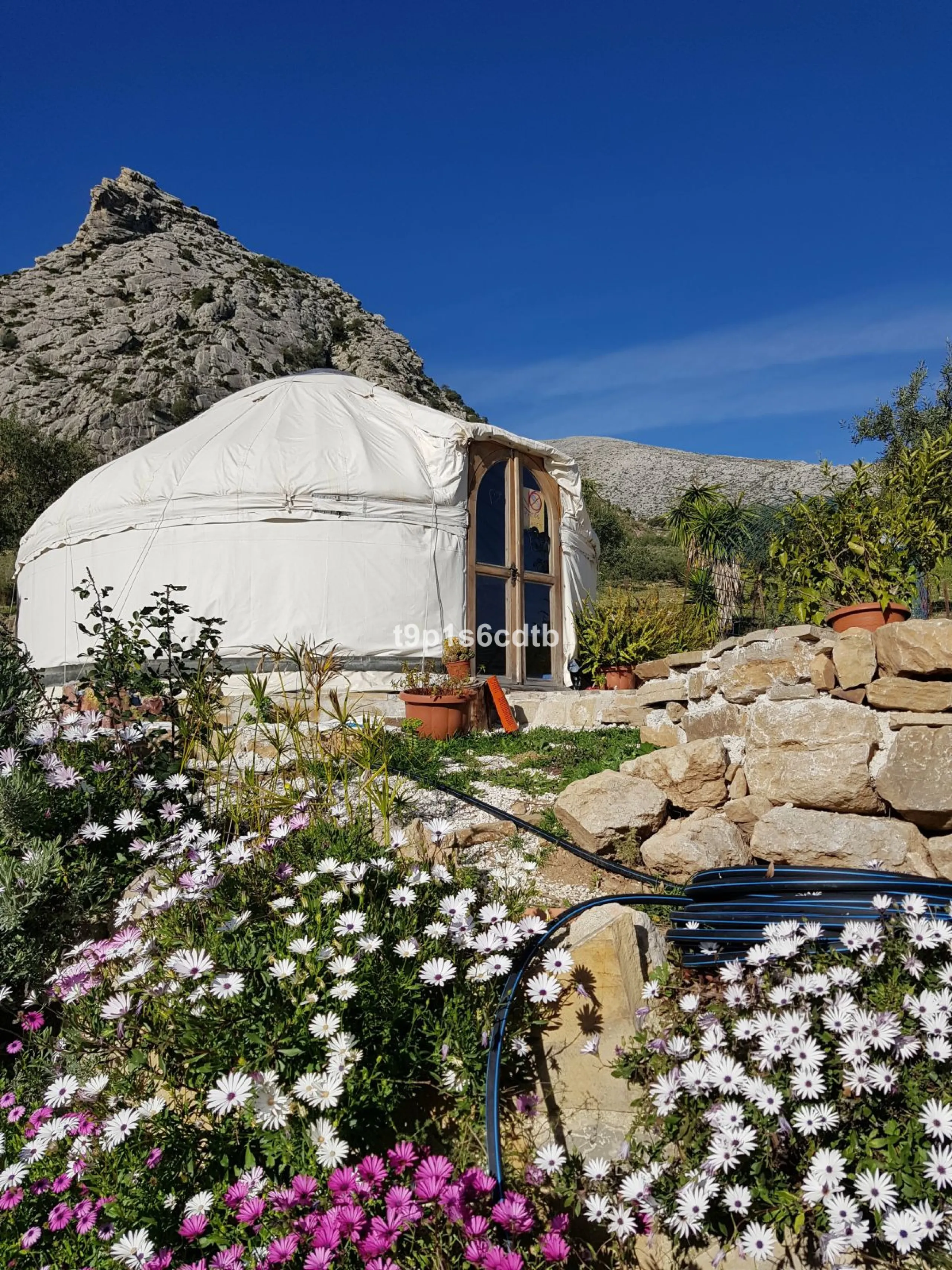 Charming and cosy rural hotel complex now converted into rural apartments, placed in a paradisiacal environment with absolute peacefulness and tranquillity, where disconnecting from the rest of the world while enjoying 270º panoramic views.