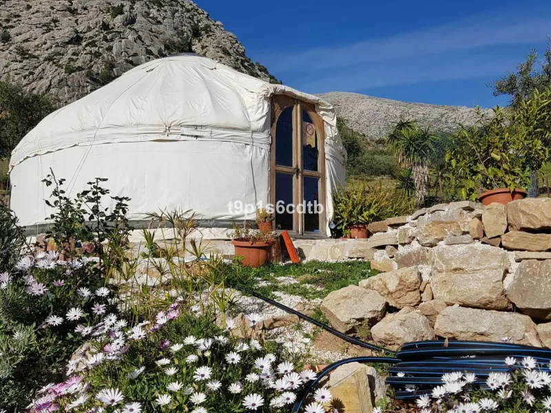 Charming and cosy rural hotel complex now converted into rural apartments, placed in a paradisiacal environment with absolute peacefulness and tranquillity, where disconnecting from the rest of the world while enjoying 270º panoramic views.