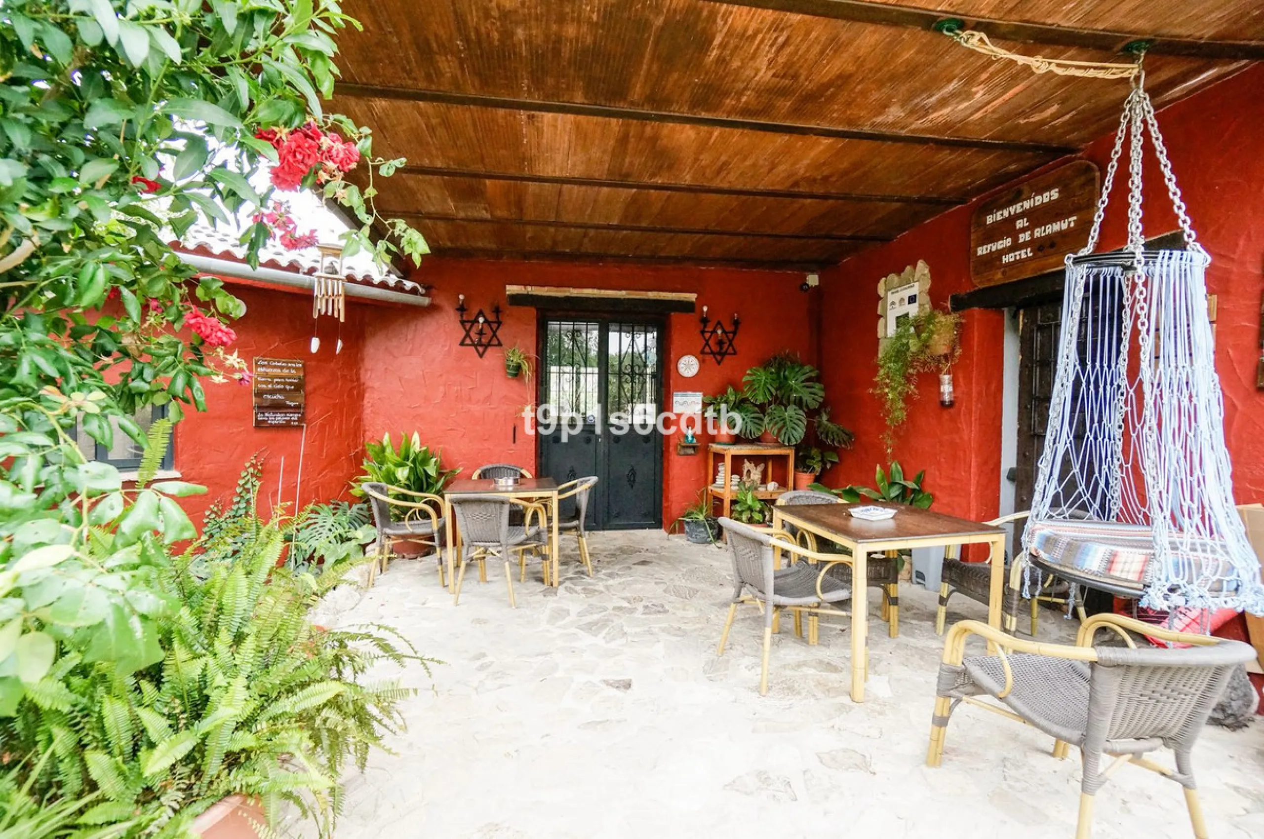 Charming and cosy rural hotel complex now converted into rural apartments, placed in a paradisiacal environment with absolute peacefulness and tranquillity, where disconnecting from the rest of the world while enjoying 270º panoramic views.