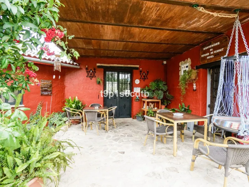 Charming and cosy rural hotel complex now converted into rural apartments, placed in a paradisiacal environment with absolute peacefulness and tranquillity, where disconnecting from the rest of the world while enjoying 270º panoramic views.