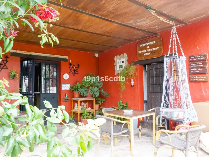 Charming and cosy rural hotel complex now converted into rural apartments, placed in a paradisiacal environment with absolute peacefulness and tranquillity, where disconnecting from the rest of the world while enjoying 270º panoramic views.