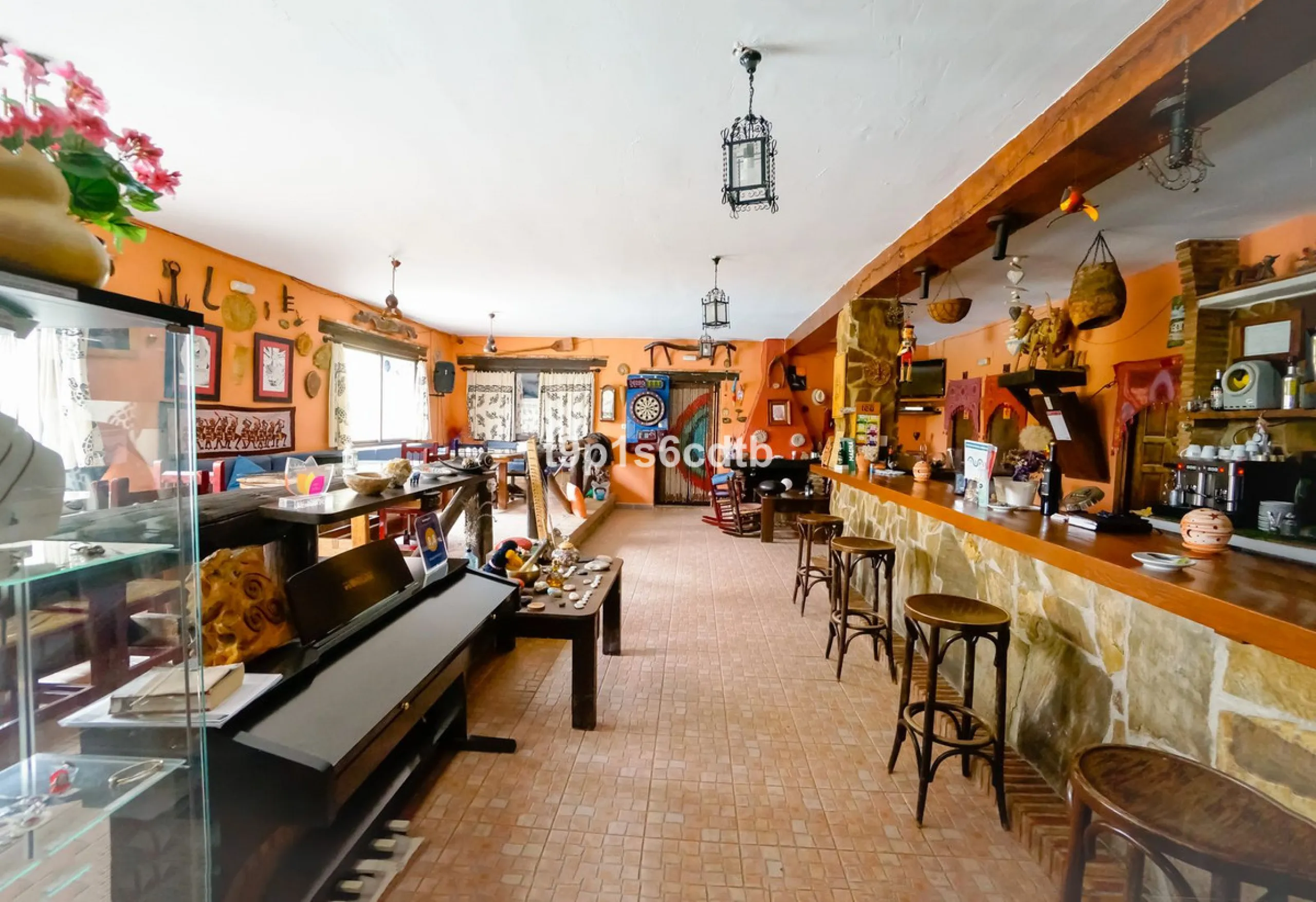Charming and cosy rural hotel complex now converted into rural apartments, placed in a paradisiacal environment with absolute peacefulness and tranquillity, where disconnecting from the rest of the world while enjoying 270º panoramic views.