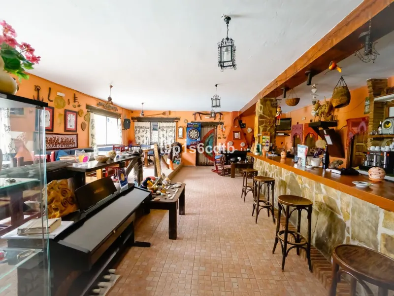 Charming and cosy rural hotel complex now converted into rural apartments, placed in a paradisiacal environment with absolute peacefulness and tranquillity, where disconnecting from the rest of the world while enjoying 270º panoramic views.