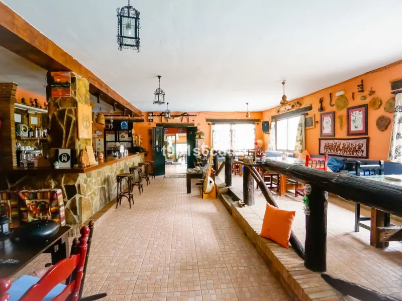 Charming and cosy rural hotel complex now converted into rural apartments, placed in a paradisiacal environment with absolute peacefulness and tranquillity, where disconnecting from the rest of the world while enjoying 270º panoramic views.