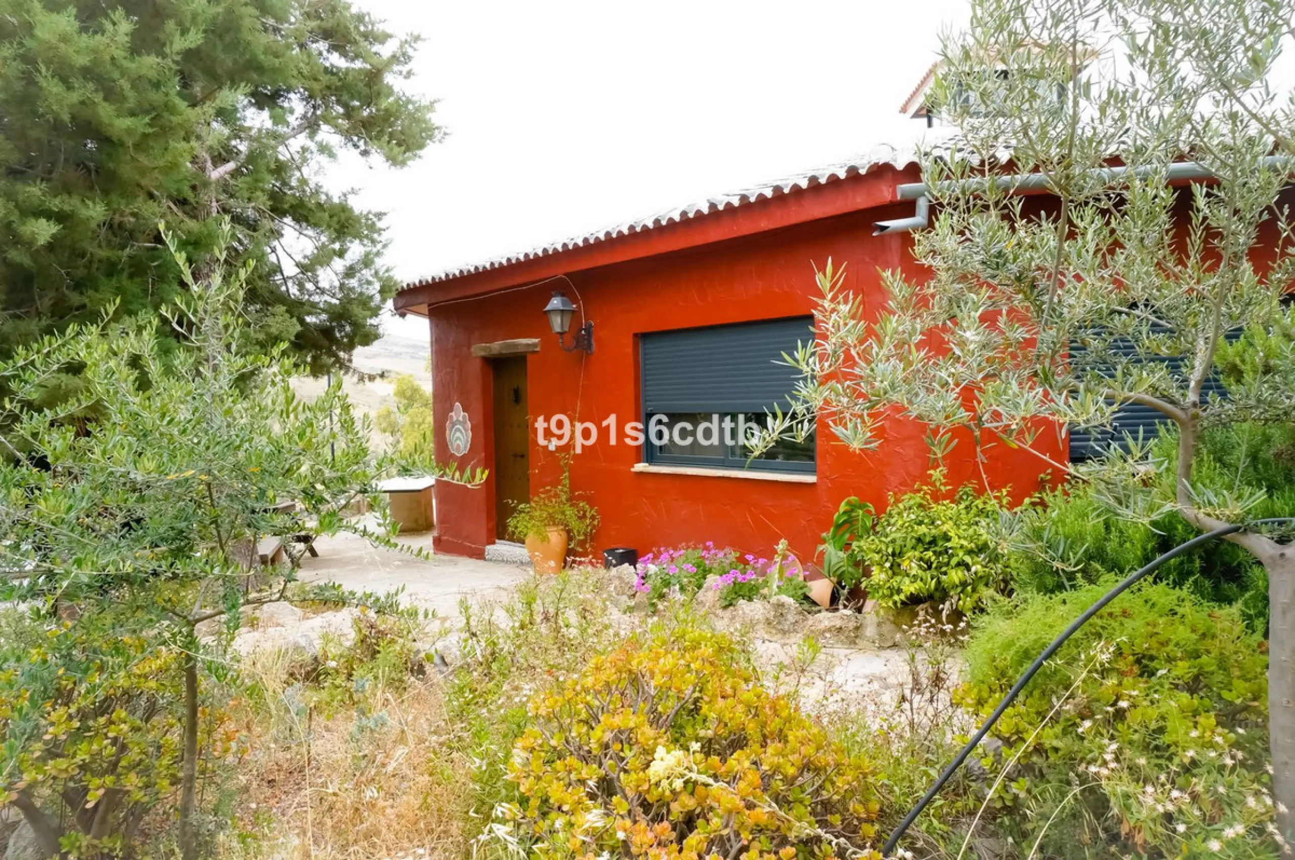 Charming and cosy rural hotel complex now converted into rural apartments, placed in a paradisiacal environment with absolute peacefulness and tranquillity, where disconnecting from the rest of the world while enjoying 270º panoramic views.