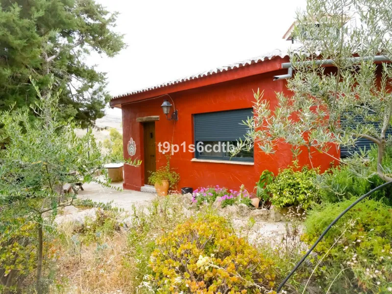 Charming and cosy rural hotel complex now converted into rural apartments, placed in a paradisiacal environment with absolute peacefulness and tranquillity, where disconnecting from the rest of the world while enjoying 270º panoramic views.