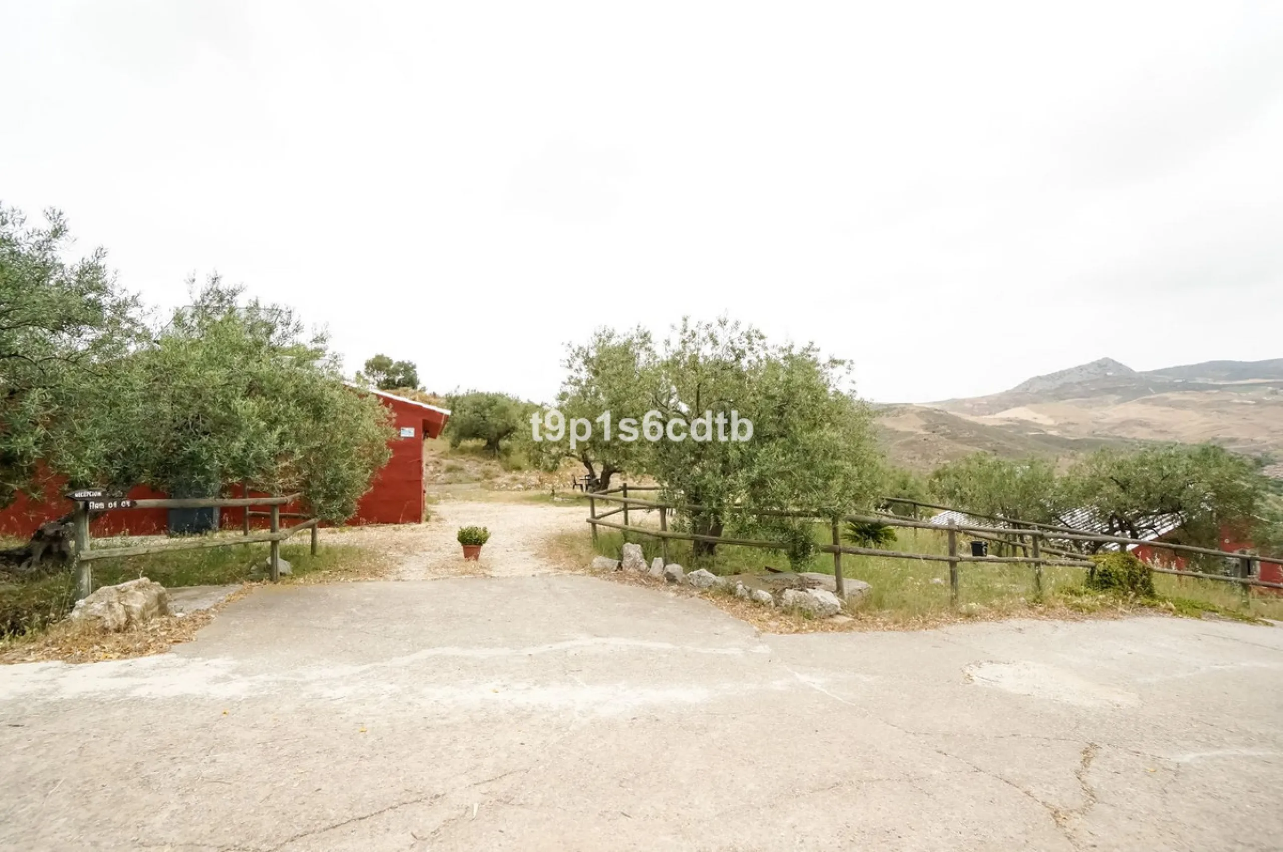 Charming and cosy rural hotel complex now converted into rural apartments, placed in a paradisiacal environment with absolute peacefulness and tranquillity, where disconnecting from the rest of the world while enjoying 270º panoramic views.