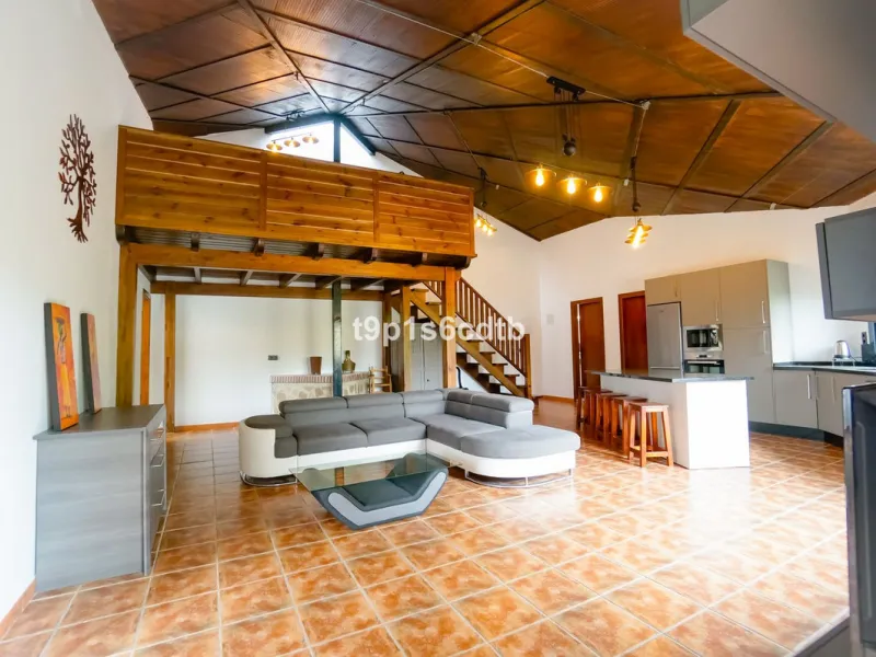 Charming and cosy rural hotel complex now converted into rural apartments, placed in a paradisiacal environment with absolute peacefulness and tranquillity, where disconnecting from the rest of the world while enjoying 270º panoramic views.