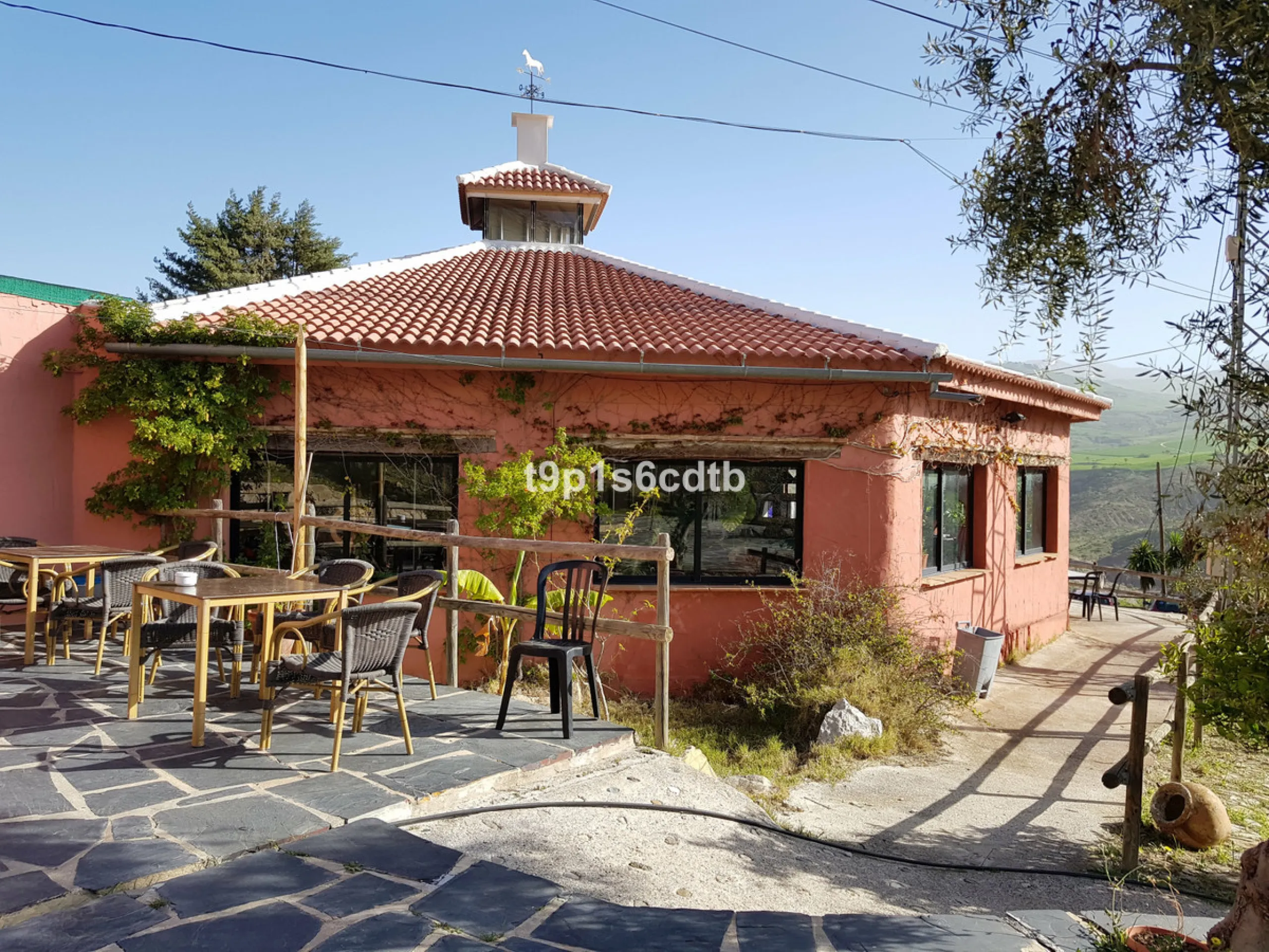 Charming and cosy rural hotel complex now converted into rural apartments, placed in a paradisiacal environment with absolute peacefulness and tranquillity, where disconnecting from the rest of the world while enjoying 270º panoramic views.
