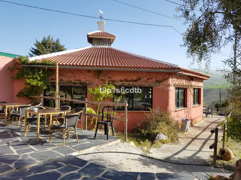Charming and cosy rural hotel complex now converted into rural apartments, placed in a paradisiacal environment with absolute peacefulness and tranquillity, where disconnecting from the rest of the world while enjoying 270º panoramic views.