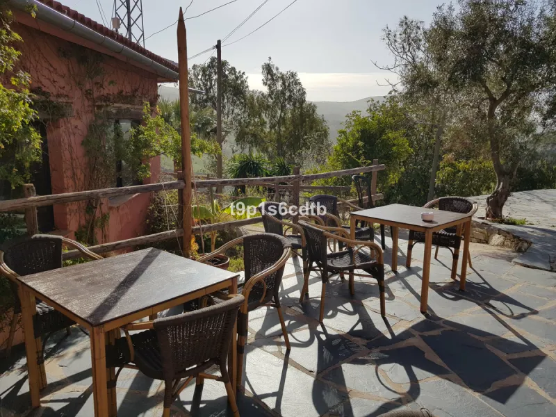Charming and cosy rural hotel complex now converted into rural apartments, placed in a paradisiacal environment with absolute peacefulness and tranquillity, where disconnecting from the rest of the world while enjoying 270º panoramic views.
