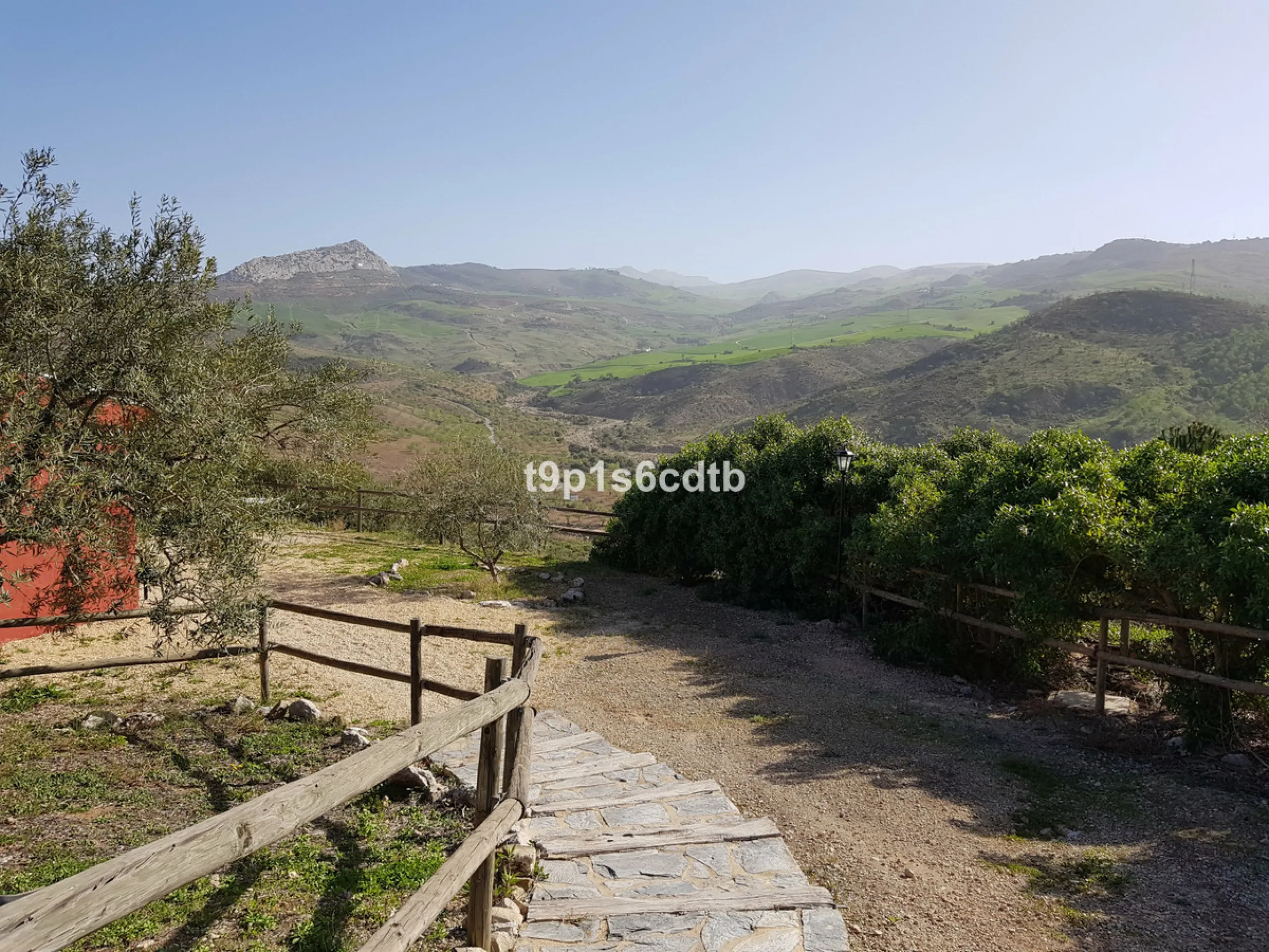 Charming and cosy rural hotel complex now converted into rural apartments, placed in a paradisiacal environment with absolute peacefulness and tranquillity, where disconnecting from the rest of the world while enjoying 270º panoramic views.