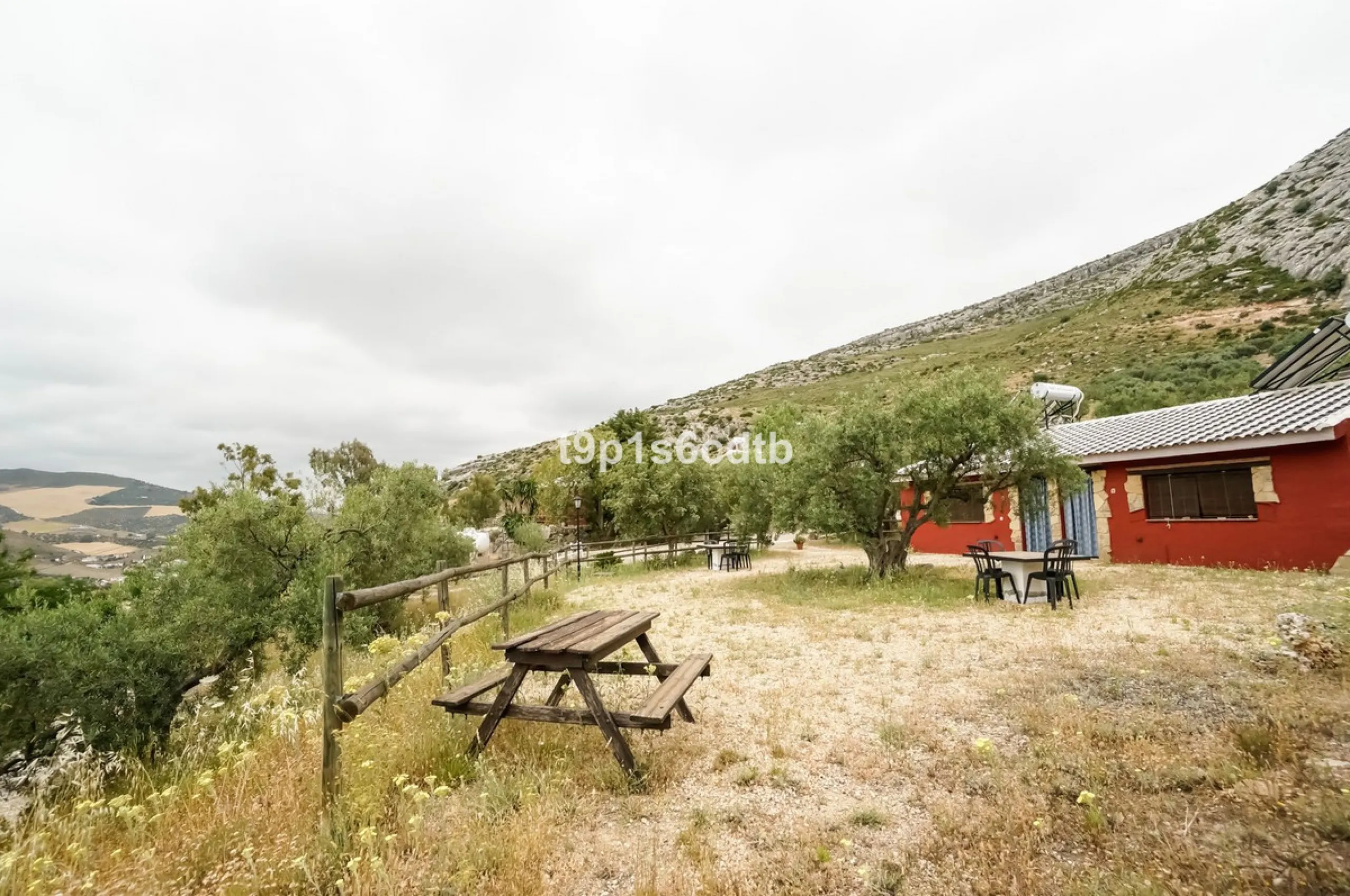 Charming and cosy rural hotel complex now converted into rural apartments, placed in a paradisiacal environment with absolute peacefulness and tranquillity, where disconnecting from the rest of the world while enjoying 270º panoramic views.