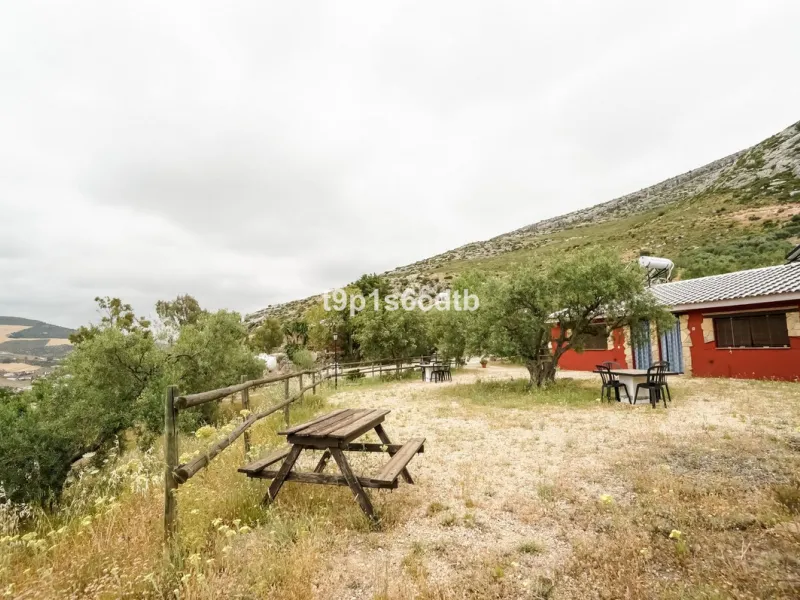 Charming and cosy rural hotel complex now converted into rural apartments, placed in a paradisiacal environment with absolute peacefulness and tranquillity, where disconnecting from the rest of the world while enjoying 270º panoramic views.