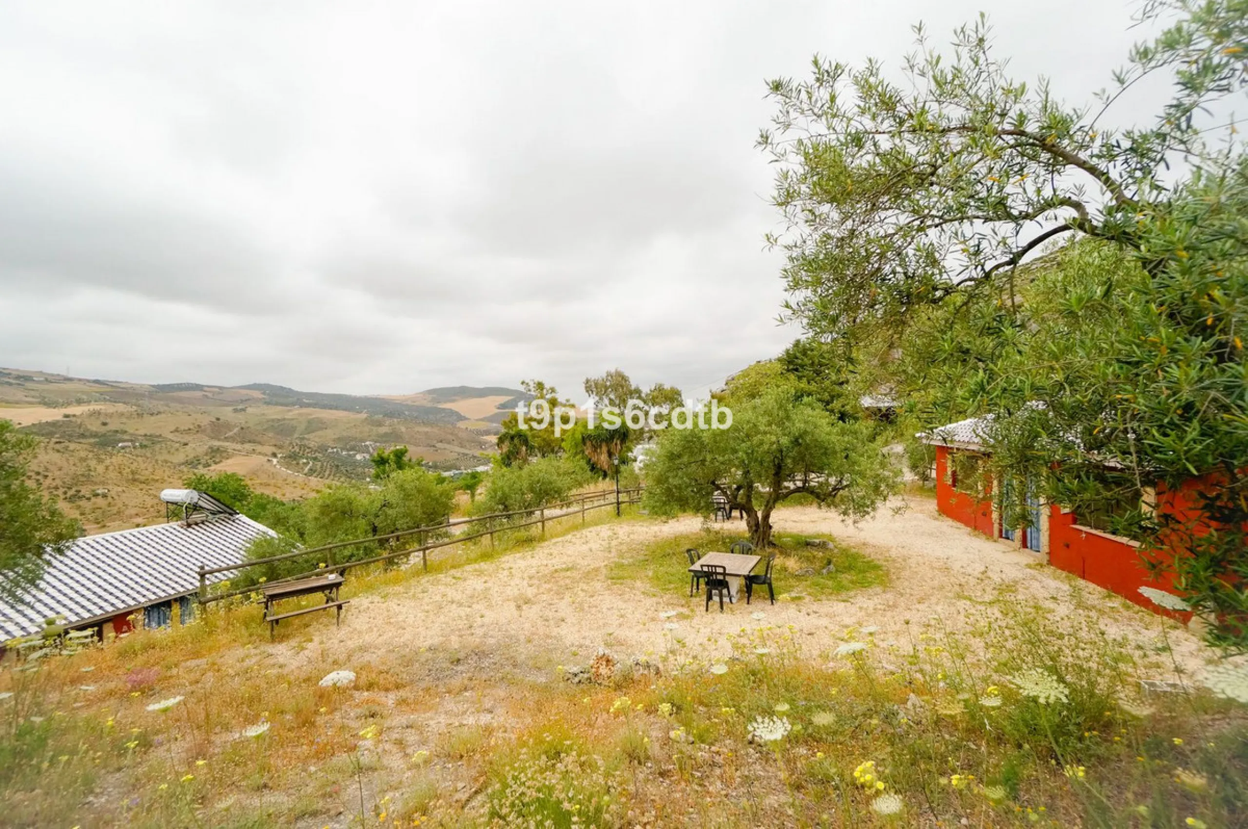 Charming and cosy rural hotel complex now converted into rural apartments, placed in a paradisiacal environment with absolute peacefulness and tranquillity, where disconnecting from the rest of the world while enjoying 270º panoramic views.