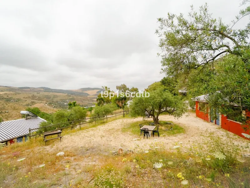 Charming and cosy rural hotel complex now converted into rural apartments, placed in a paradisiacal environment with absolute peacefulness and tranquillity, where disconnecting from the rest of the world while enjoying 270º panoramic views.