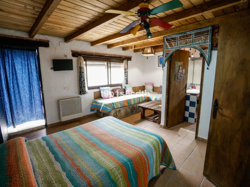 Charming and cosy rural hotel complex now converted into rural apartments, placed in a paradisiacal environment with absolute peacefulness and tranquillity, where disconnecting from the rest of the world while enjoying 270º panoramic views.