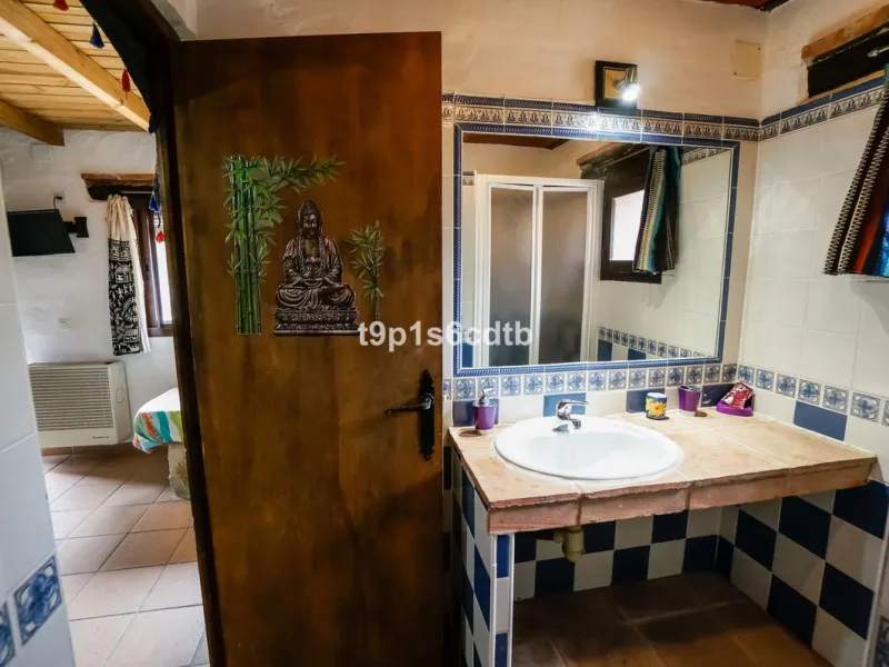 Charming and cosy rural hotel complex now converted into rural apartments, placed in a paradisiacal environment with absolute peacefulness and tranquillity, where disconnecting from the rest of the world while enjoying 270º panoramic views.