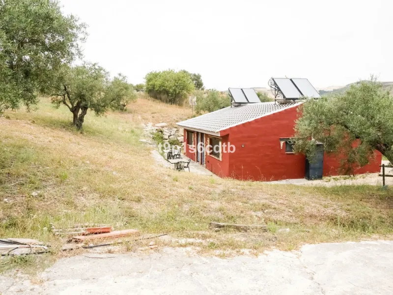 Charming and cosy rural hotel complex now converted into rural apartments, placed in a paradisiacal environment with absolute peacefulness and tranquillity, where disconnecting from the rest of the world while enjoying 270º panoramic views.