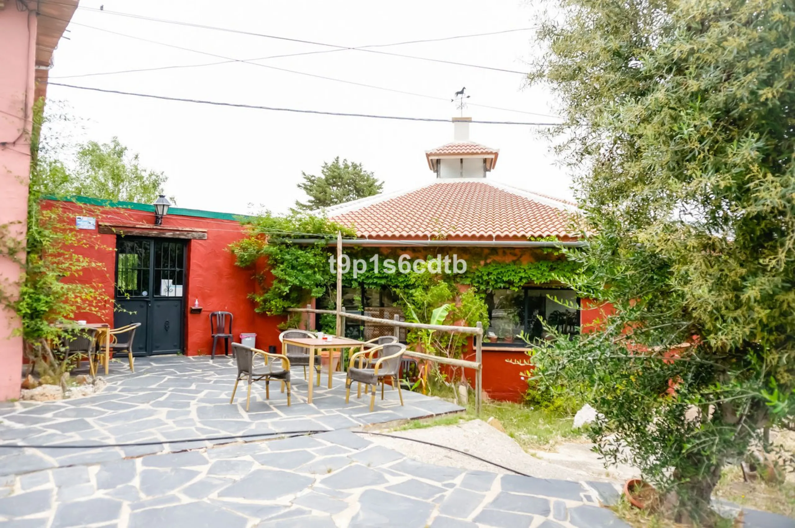 Charming and cosy rural hotel complex now converted into rural apartments, placed in a paradisiacal environment with absolute peacefulness and tranquillity, where disconnecting from the rest of the world while enjoying 270º panoramic views.