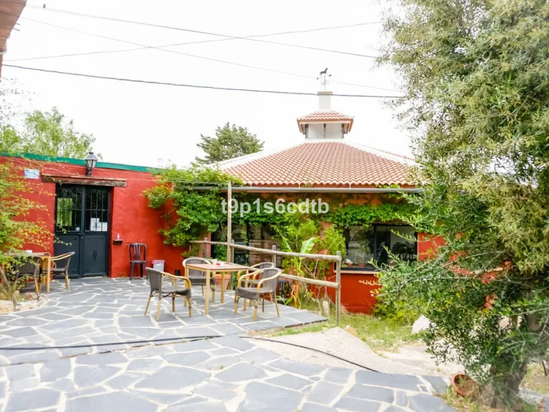 Charming and cosy rural hotel complex now converted into rural apartments, placed in a paradisiacal environment with absolute peacefulness and tranquillity, where disconnecting from the rest of the world while enjoying 270º panoramic views.