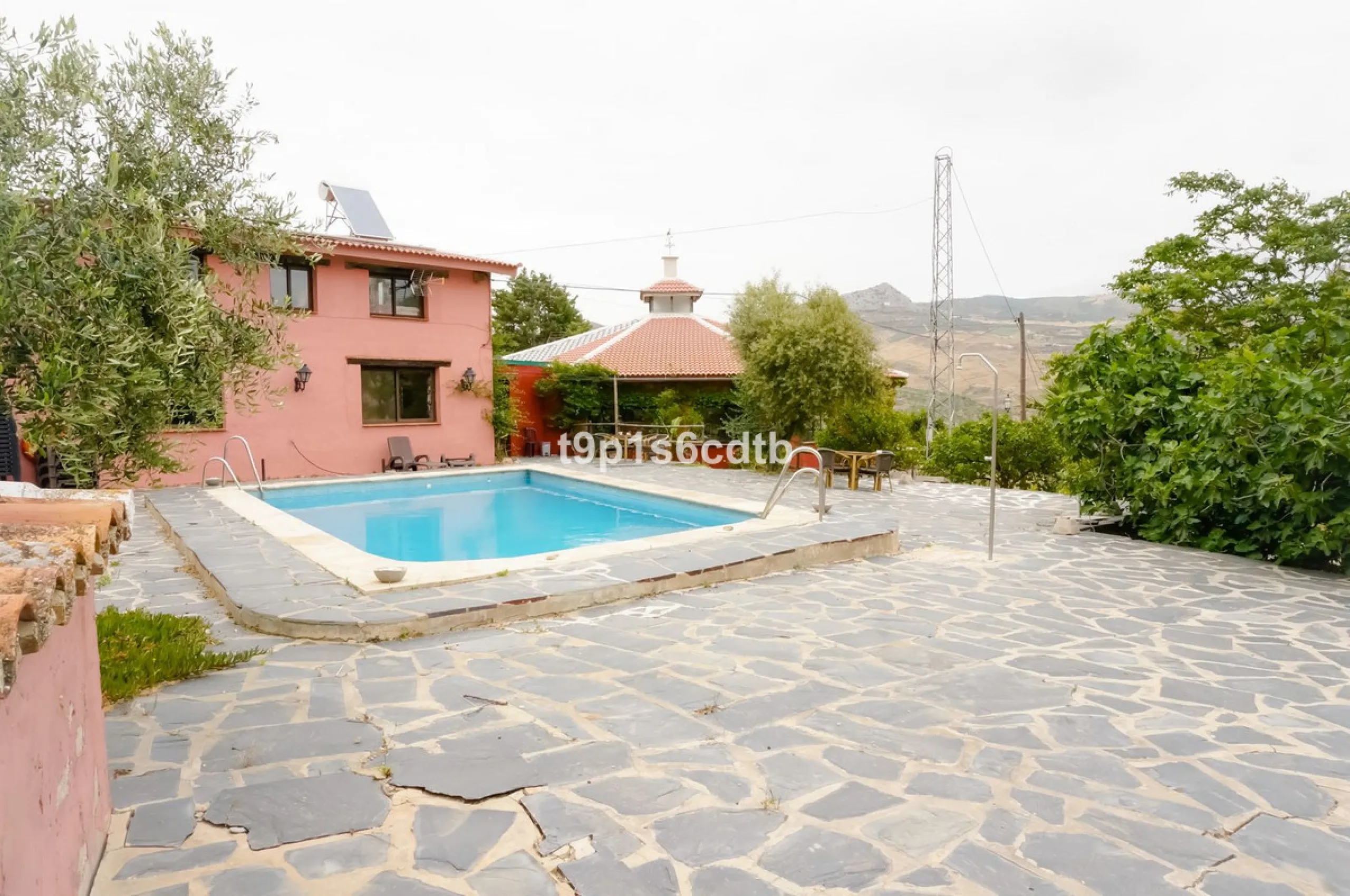 Charming and cosy rural hotel complex now converted into rural apartments, placed in a paradisiacal environment with absolute peacefulness and tranquillity, where disconnecting from the rest of the world while enjoying 270º panoramic views.