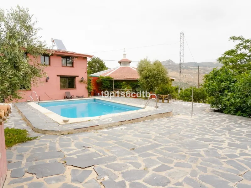 Charming and cosy rural hotel complex now converted into rural apartments, placed in a paradisiacal environment with absolute peacefulness and tranquillity, where disconnecting from the rest of the world while enjoying 270º panoramic views.