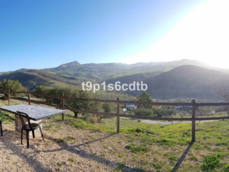 Charming and cosy rural hotel complex now converted into rural apartments, placed in a paradisiacal environment with absolute peacefulness and tranquillity, where disconnecting from the rest of the world while enjoying 270º panoramic views.