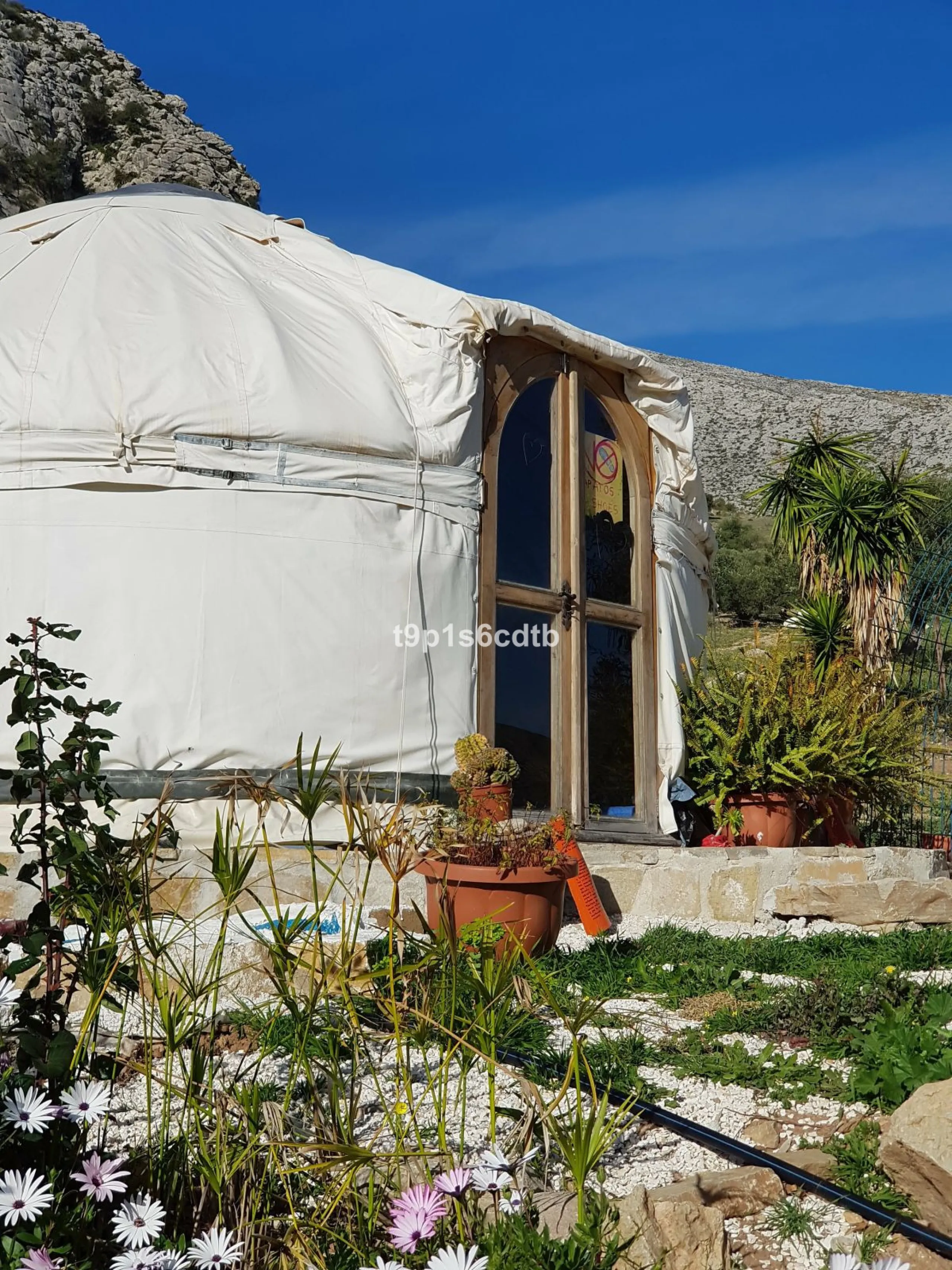 Charming and cosy rural hotel complex now converted into rural apartments, placed in a paradisiacal environment with absolute peacefulness and tranquillity, where disconnecting from the rest of the world while enjoying 270º panoramic views.