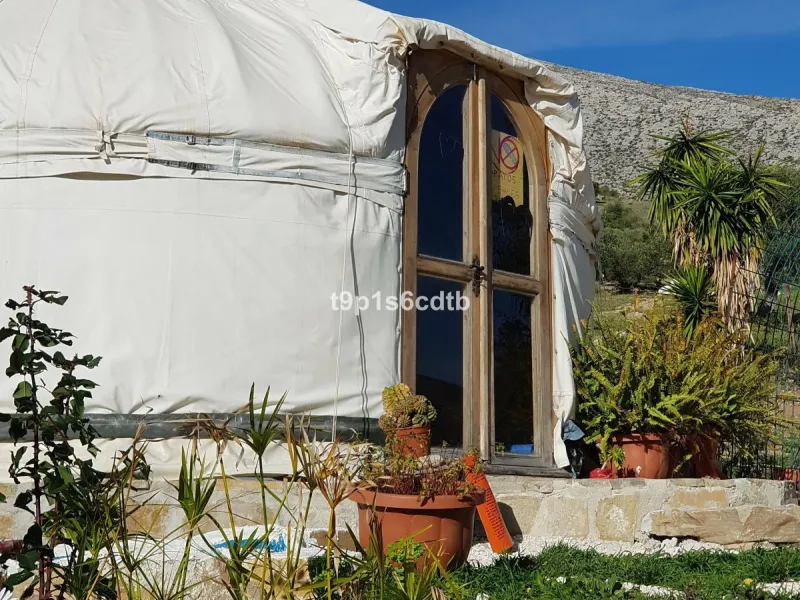Charming and cosy rural hotel complex now converted into rural apartments, placed in a paradisiacal environment with absolute peacefulness and tranquillity, where disconnecting from the rest of the world while enjoying 270º panoramic views.