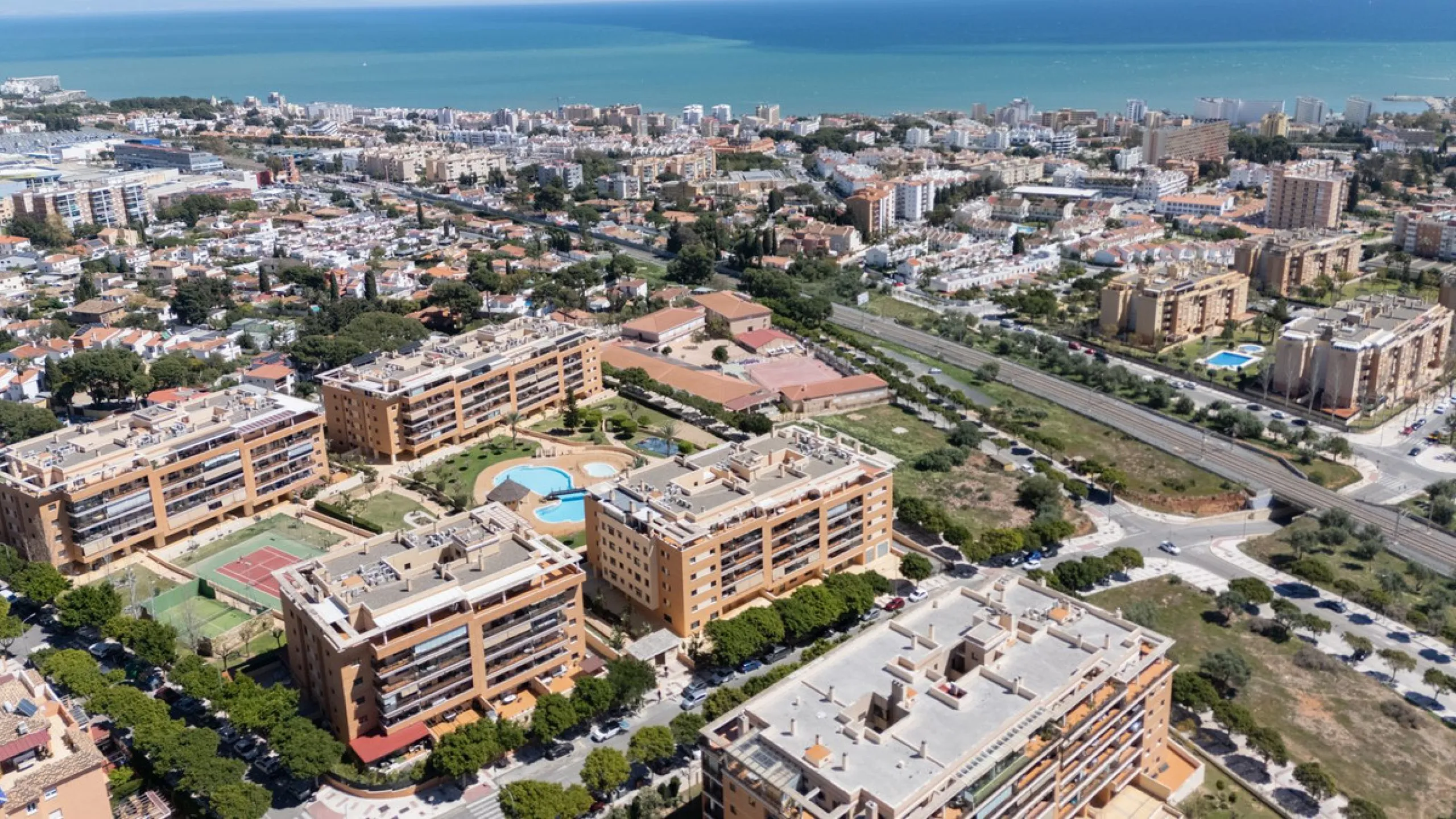 Gut gepflegte Etagenwohnung mit sonniger Terrasse in der Nähe des Bahnhofs El Pinillo in Torremolinos