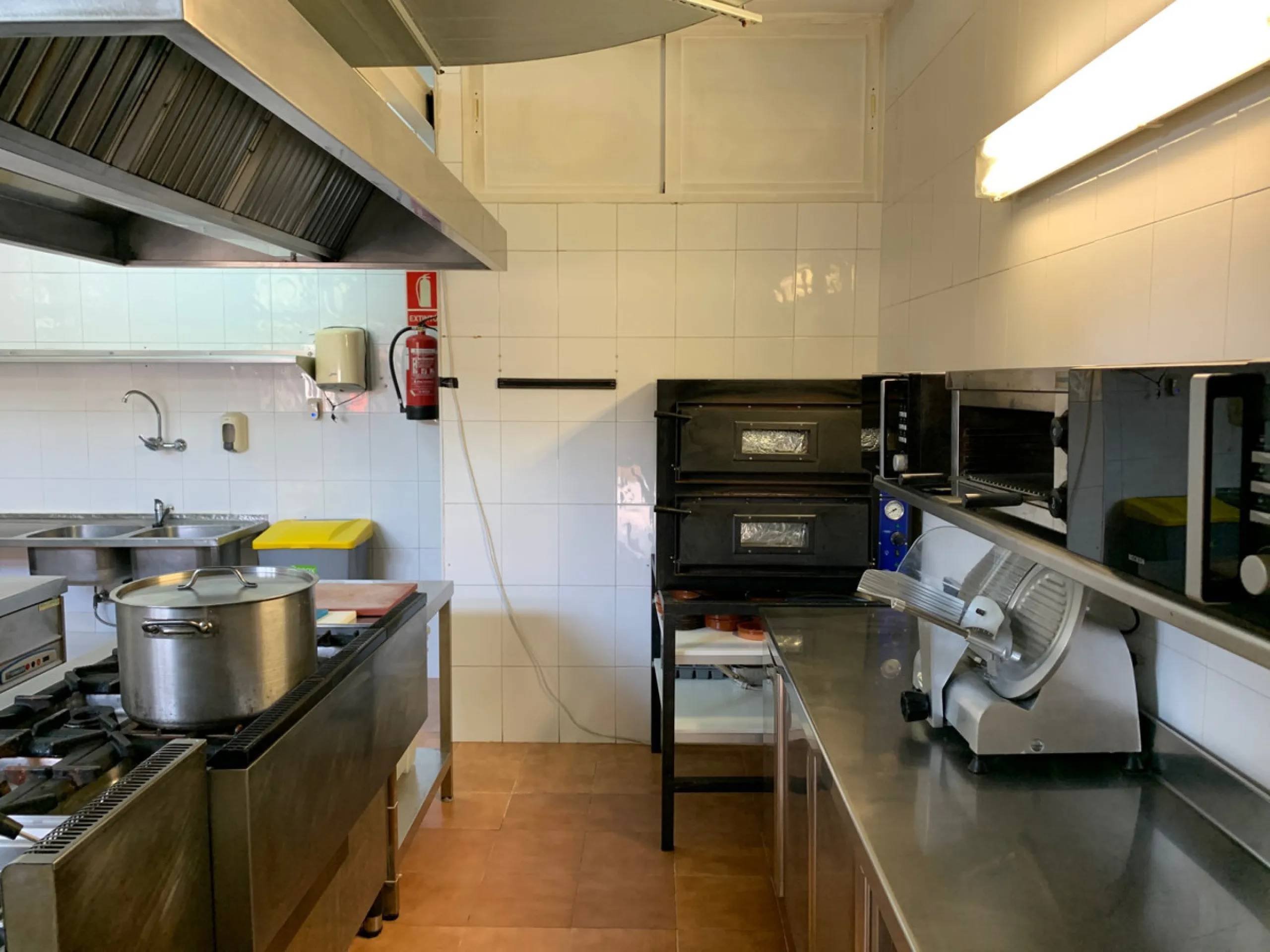 Fantastic restaurant in Torrenueva, ready to set up your next restaurant or business.
