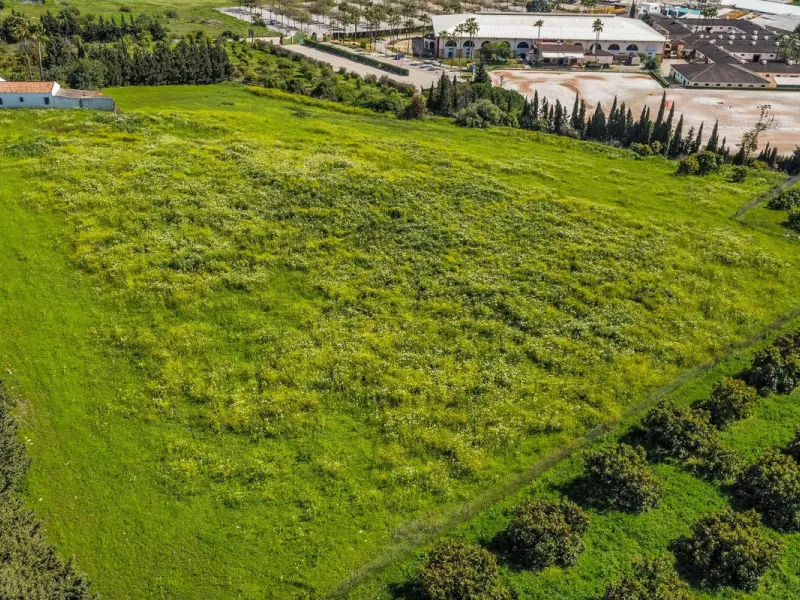Plot - Land в продаже в Estepona, Málaga. Площадь участка 14272 м²