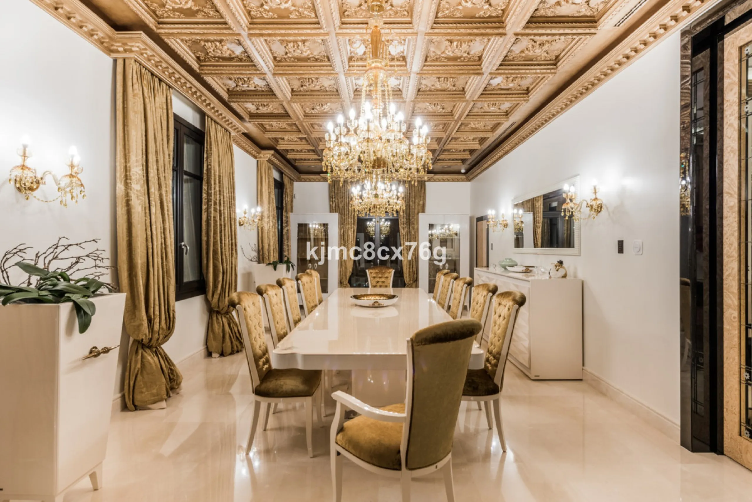 Роскошная вилла с 7 спальнями в Hacienda Las Chapas, Восточная Марбелья. Hacienda Las Chapas - самый элегантный район вилл в восточной части Марбельи. Жилой комплекс предлагает круглосуточную охрану