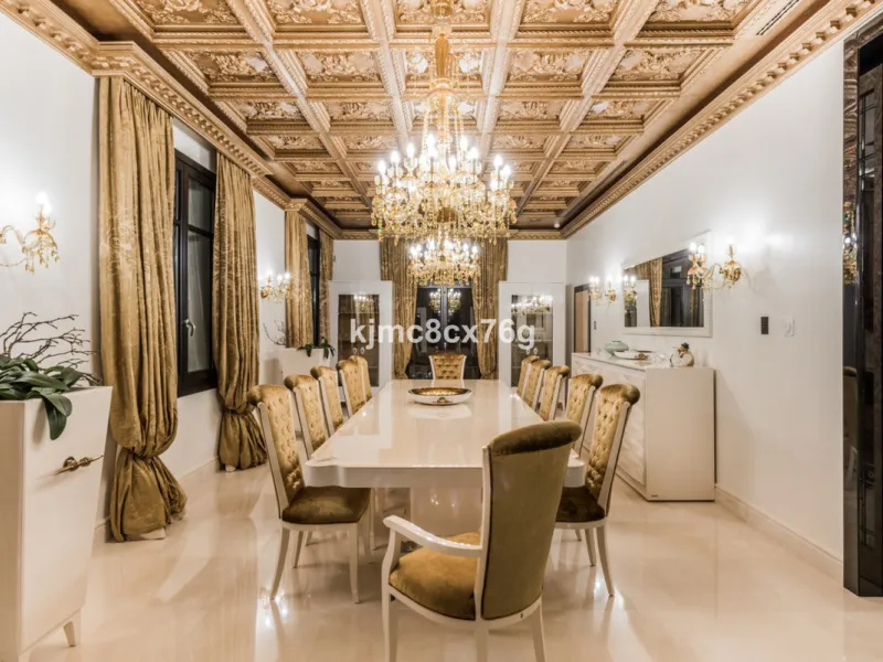 Роскошная вилла с 7 спальнями в Hacienda Las Chapas, Восточная Марбелья. Hacienda Las Chapas - самый элегантный район вилл в восточной части Марбельи. Жилой комплекс предлагает круглосуточную охрану