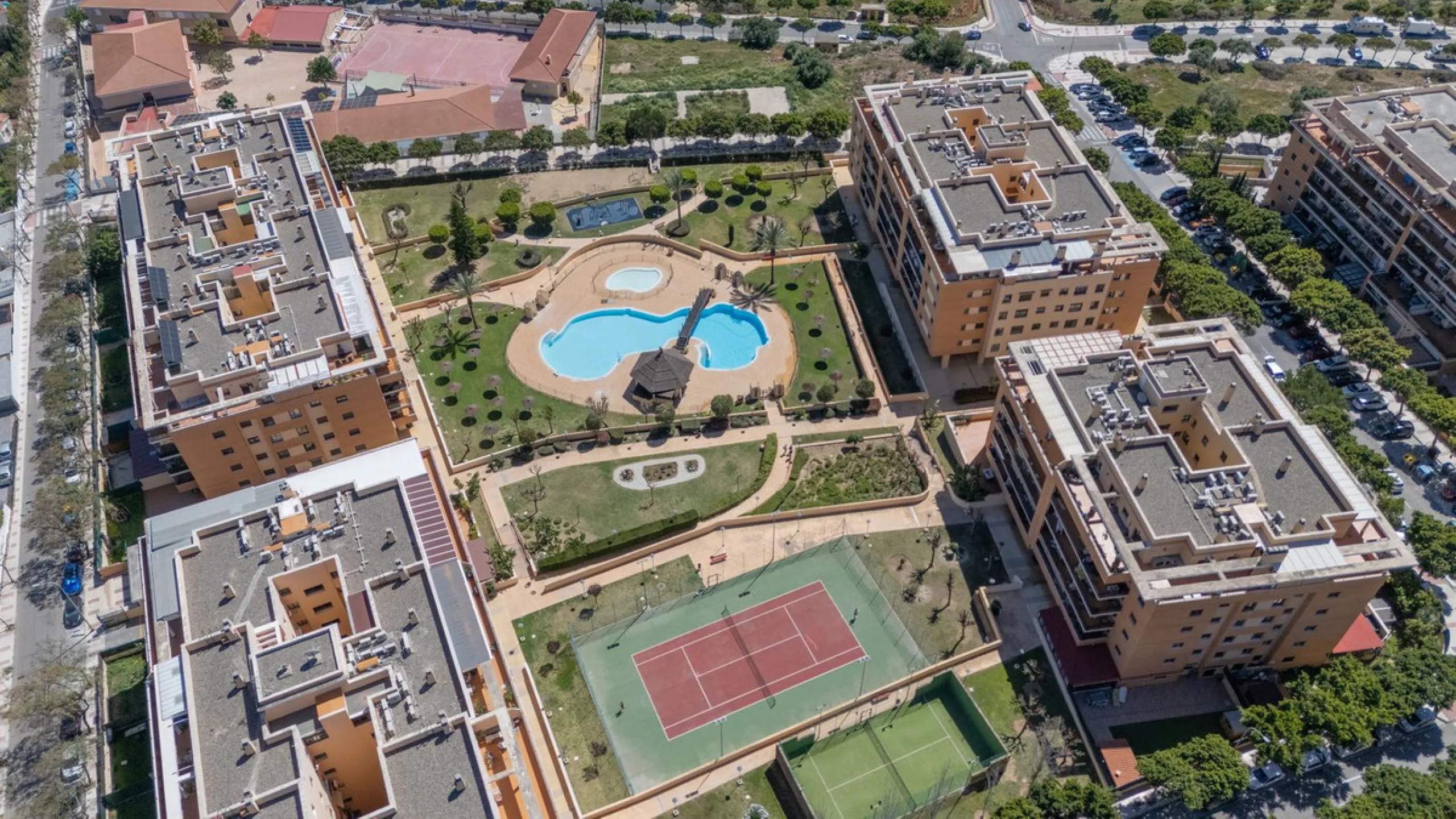 Gut gepflegte Etagenwohnung mit sonniger Terrasse in der Nähe des Bahnhofs El Pinillo in Torremolinos
