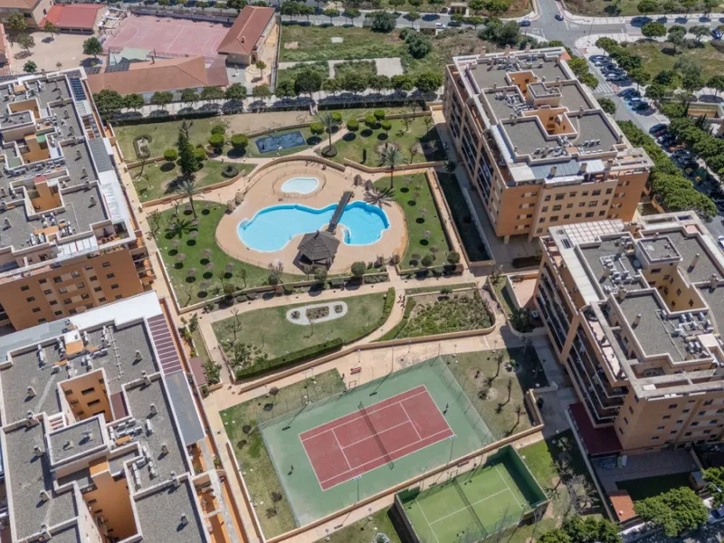 Gut gepflegte Etagenwohnung mit sonniger Terrasse in der Nähe des Bahnhofs El Pinillo in Torremolinos