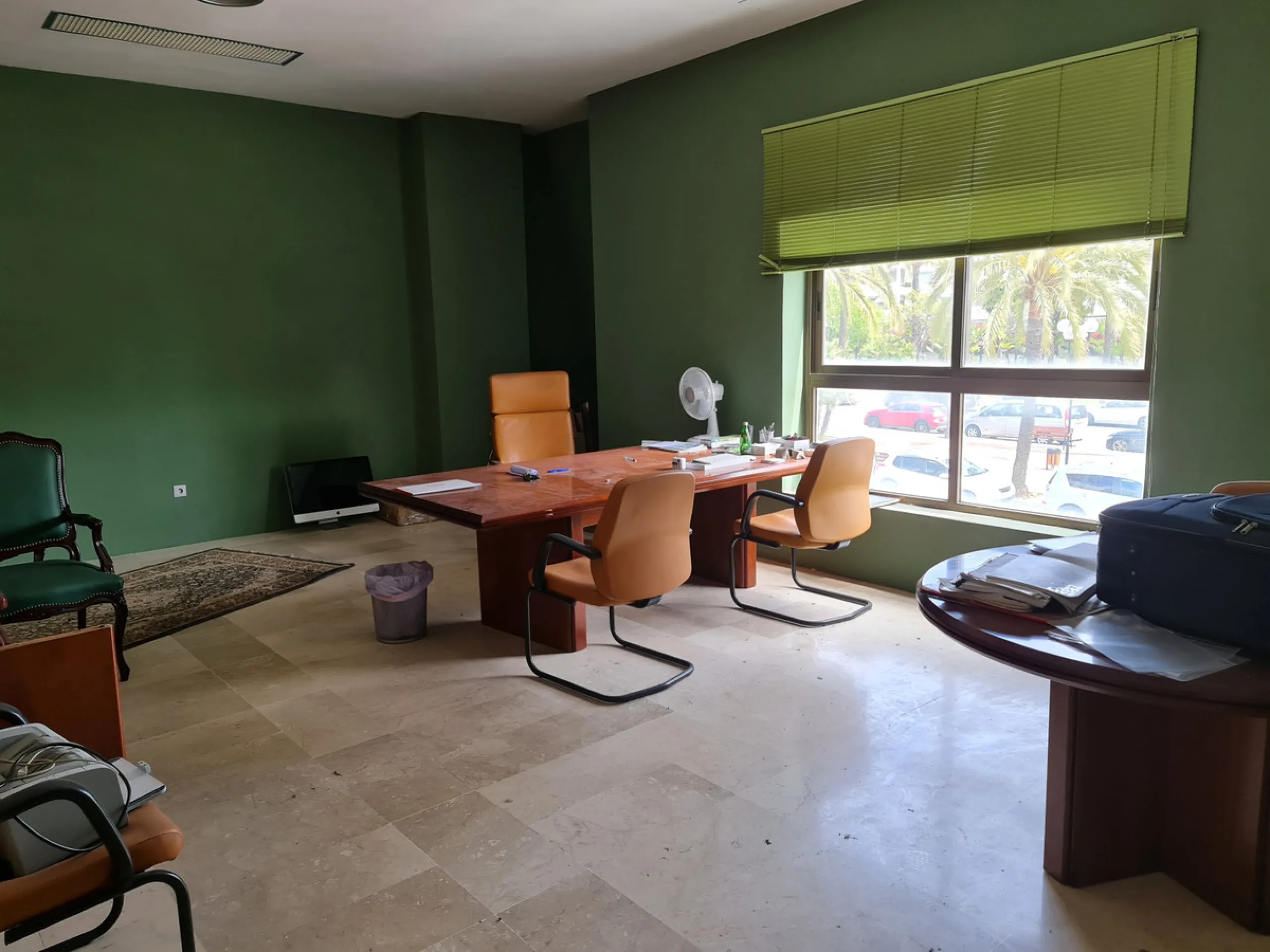 Nice 156 m2  plus  20  M2  terrace m2 office on the top floor of a large commercial business center, in Puerto Banus, a step away from the   famous  CORTE INGLES.