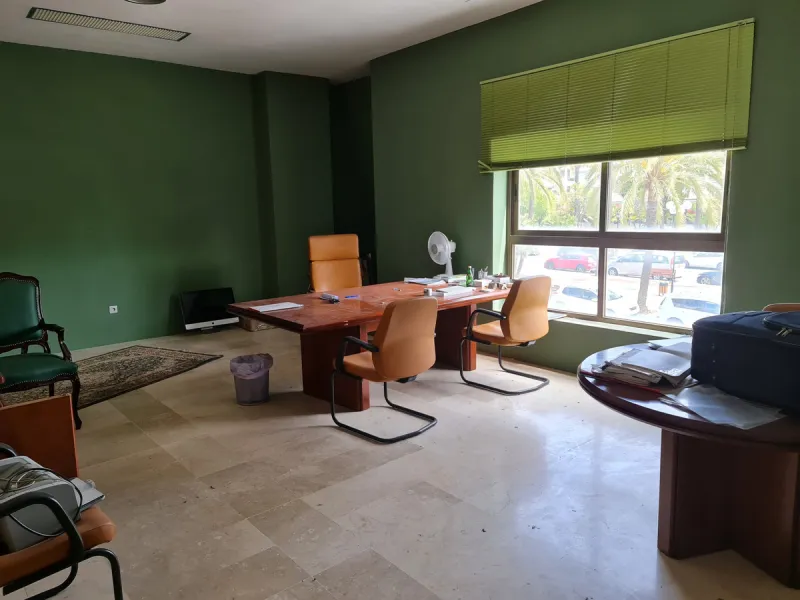 Nice 156 m2  plus  20  M2  terrace m2 office on the top floor of a large commercial business center, in Puerto Banus, a step away from the   famous  CORTE INGLES.