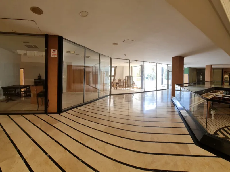 Nice 156 m2  plus  20  M2  terrace m2 office on the top floor of a large commercial business center, in Puerto Banus, a step away from the   famous  CORTE INGLES.