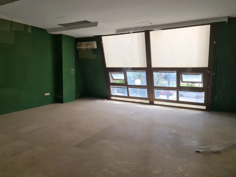 Nice 156 m2  plus  20  M2  terrace m2 office on the top floor of a large commercial business center, in Puerto Banus, a step away from the   famous  CORTE INGLES.
