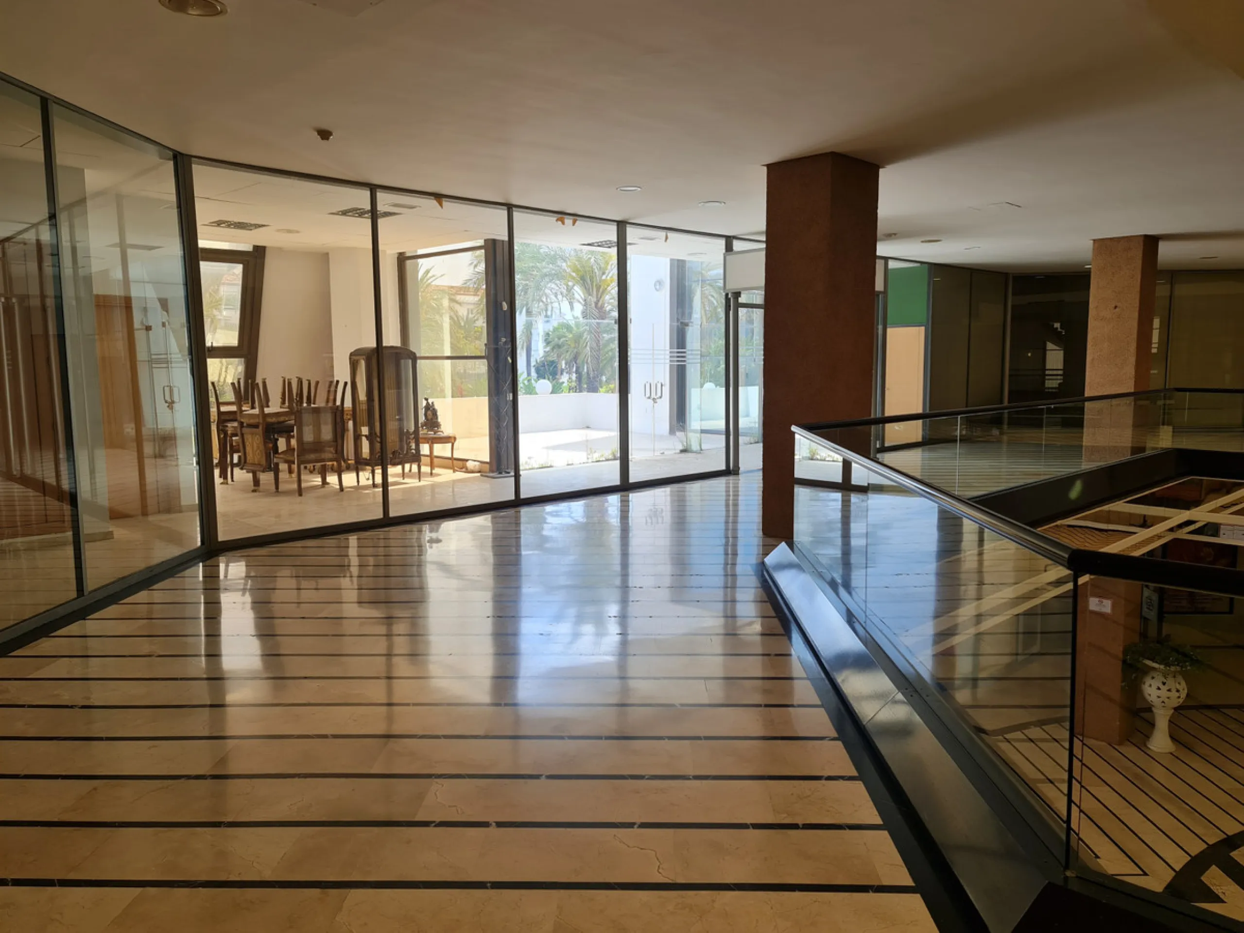 Nice 156 m2  plus  20  M2  terrace m2 office on the top floor of a large commercial business center, in Puerto Banus, a step away from the   famous  CORTE INGLES.