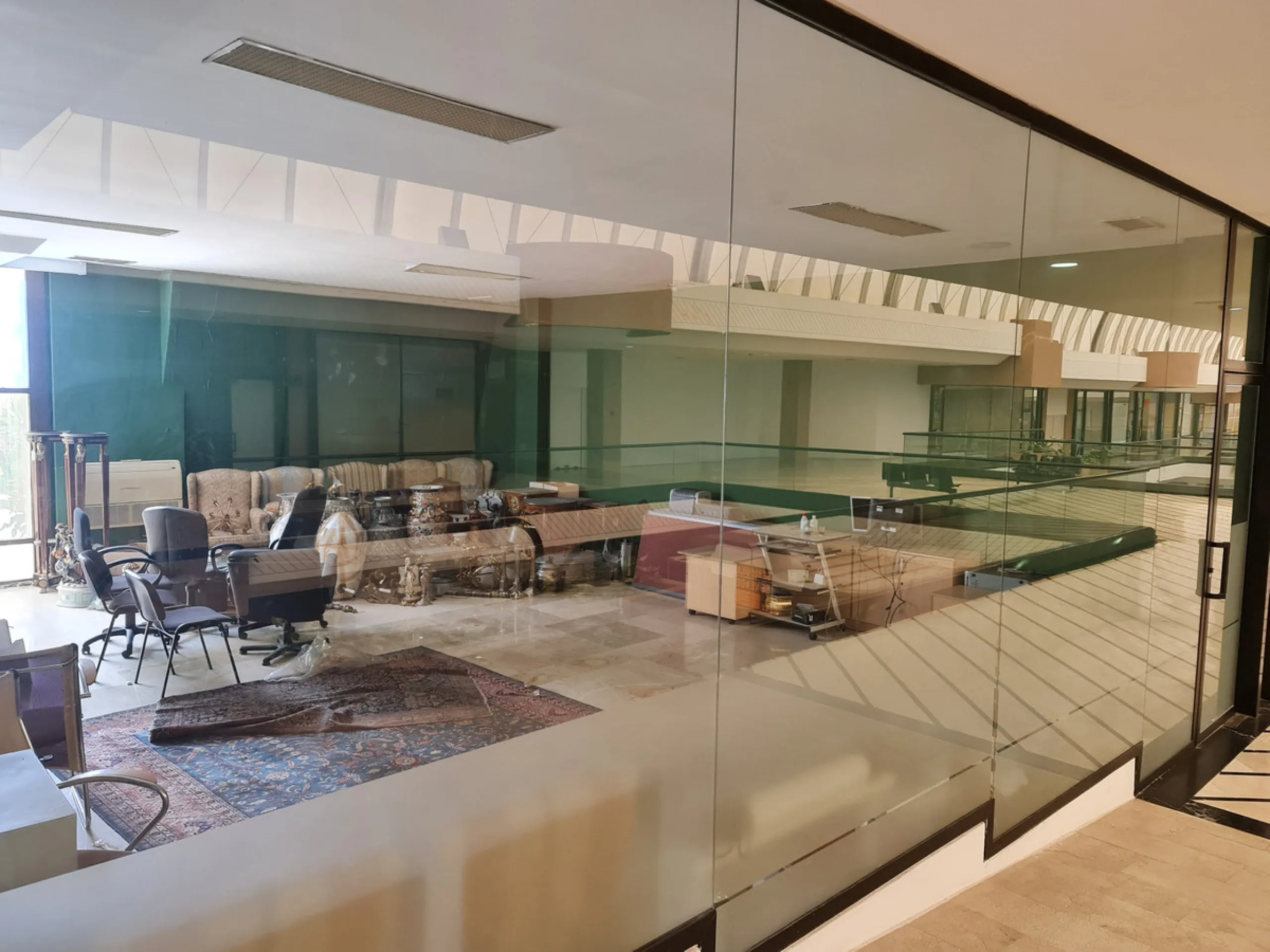 Nice 156 m2  plus  20  M2  terrace m2 office on the top floor of a large commercial business center, in Puerto Banus, a step away from the   famous  CORTE INGLES.