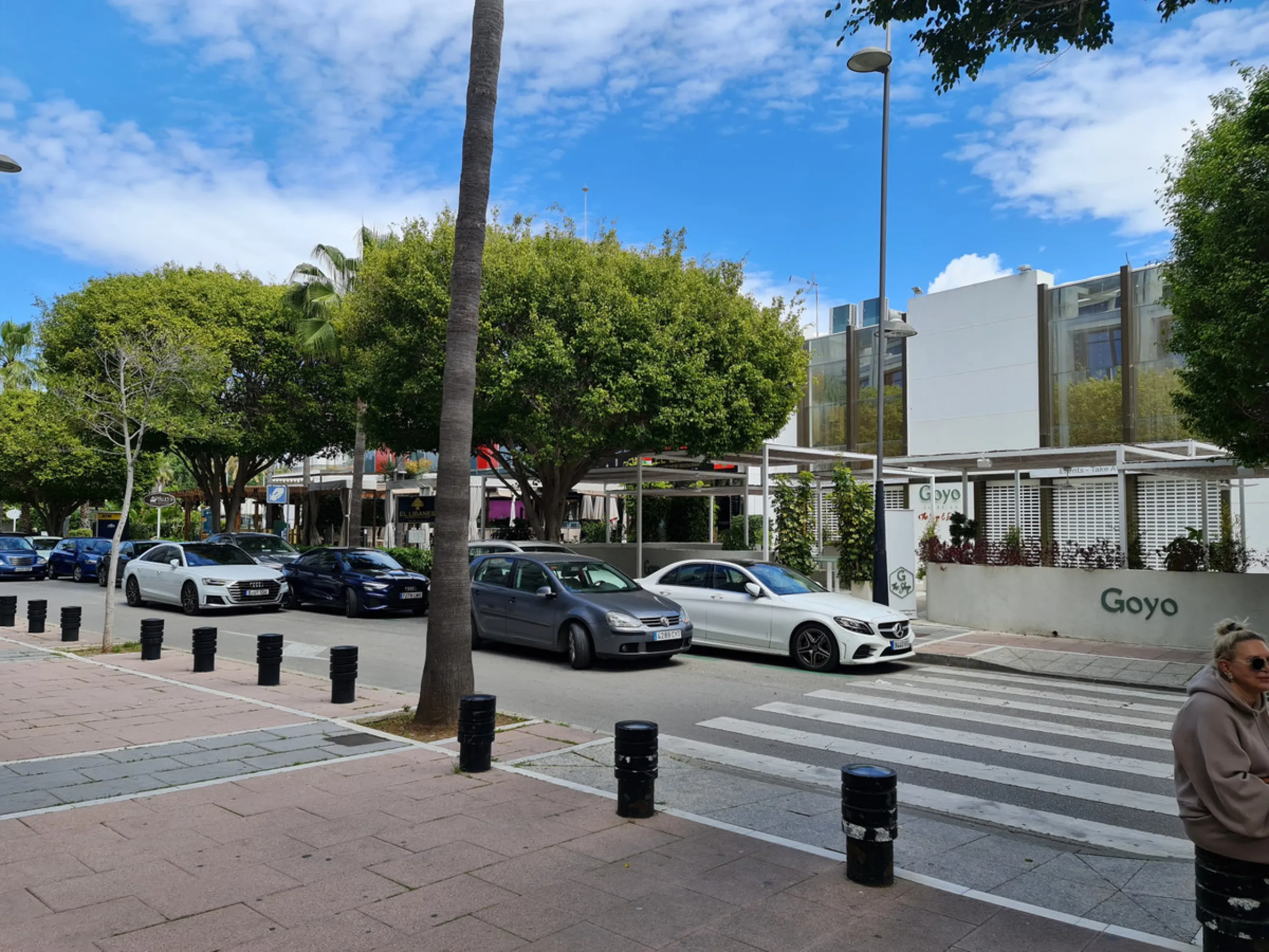 Nice 156 m2  plus  20  M2  terrace m2 office on the top floor of a large commercial business center, in Puerto Banus, a step away from the   famous  CORTE INGLES.