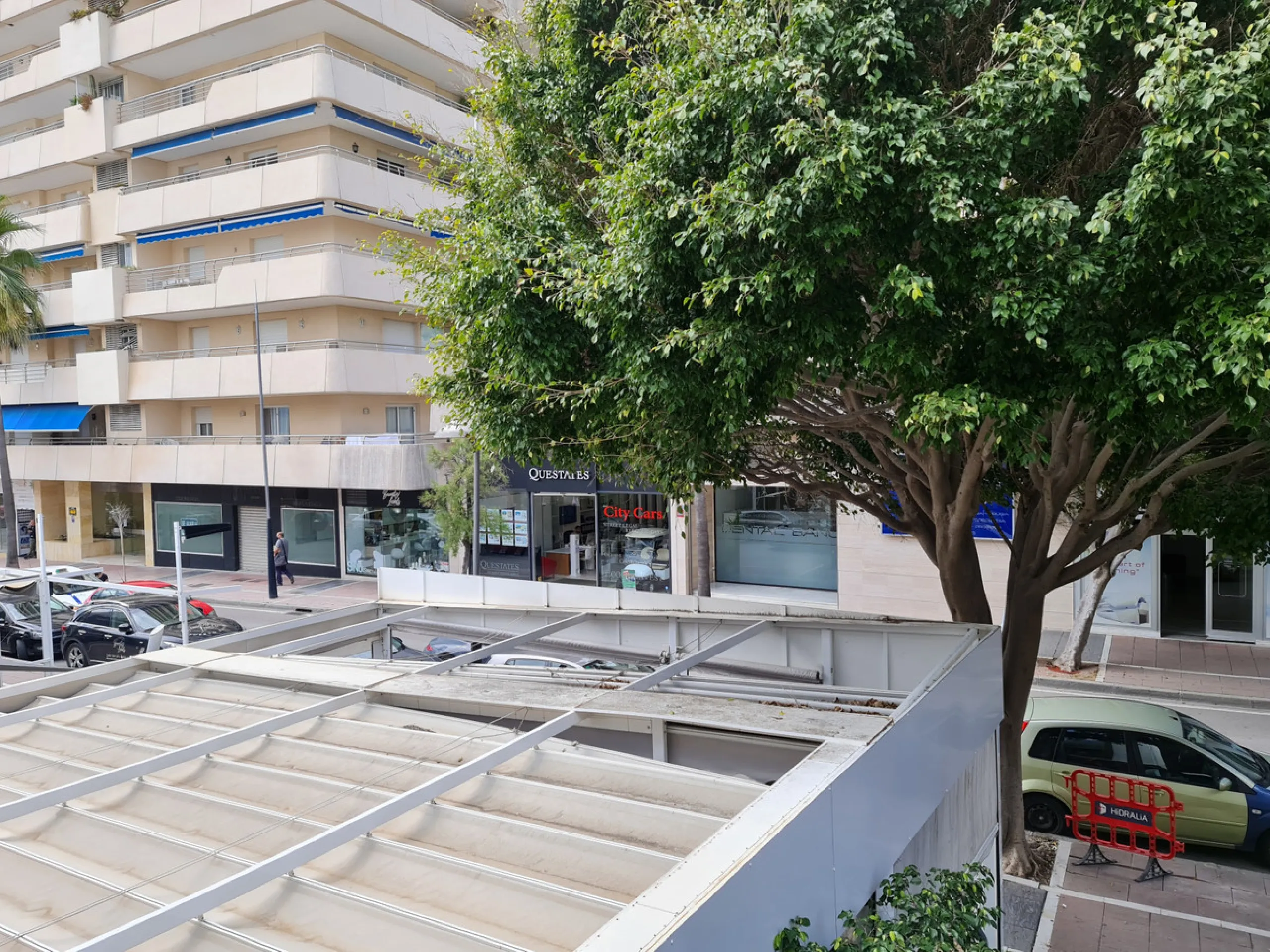 Nice 156 m2  plus  20  M2  terrace m2 office on the top floor of a large commercial business center, in Puerto Banus, a step away from the   famous  CORTE INGLES.