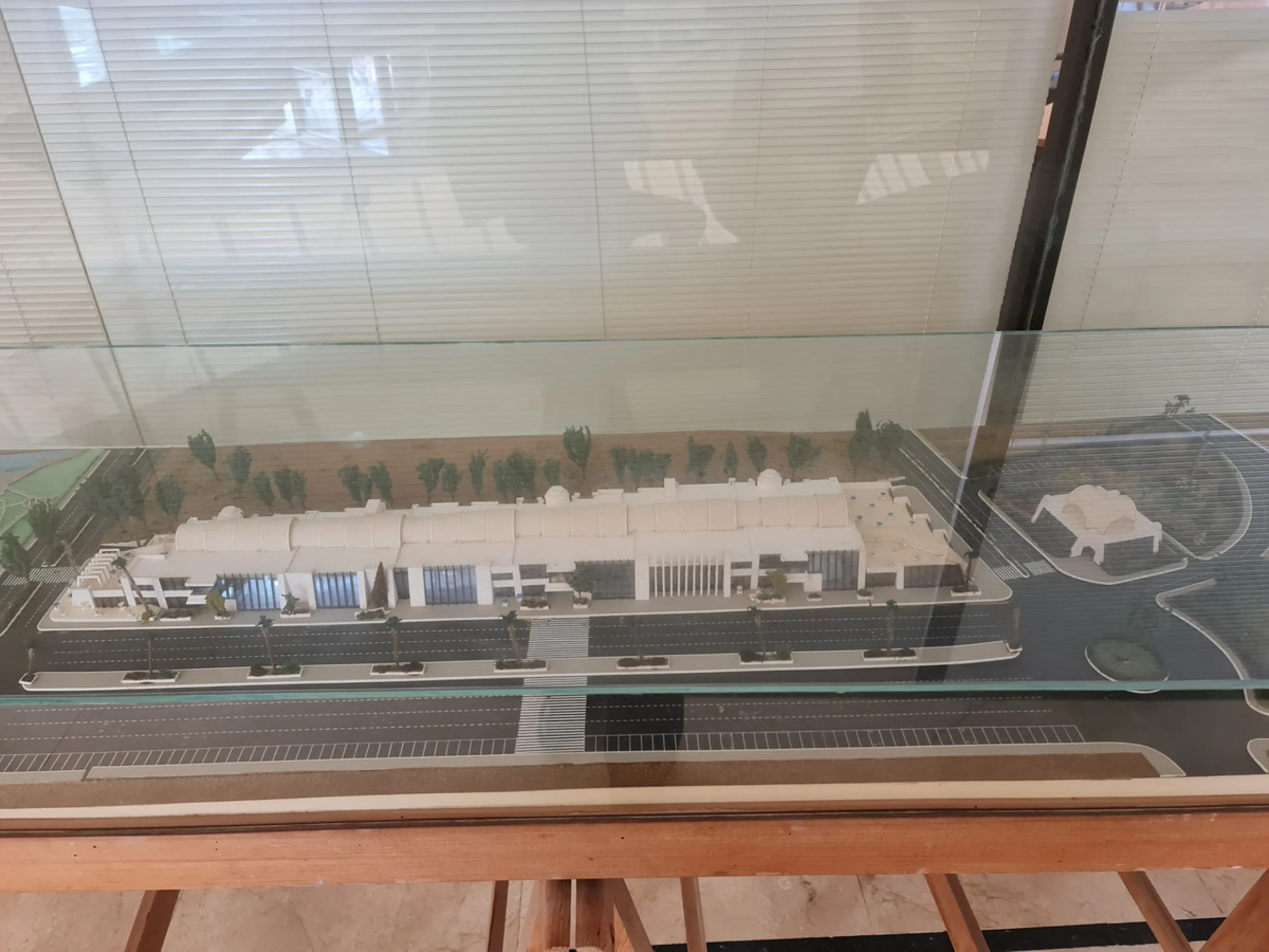 Nice 156 m2  plus  20  M2  terrace m2 office on the top floor of a large commercial business center, in Puerto Banus, a step away from the   famous  CORTE INGLES.
