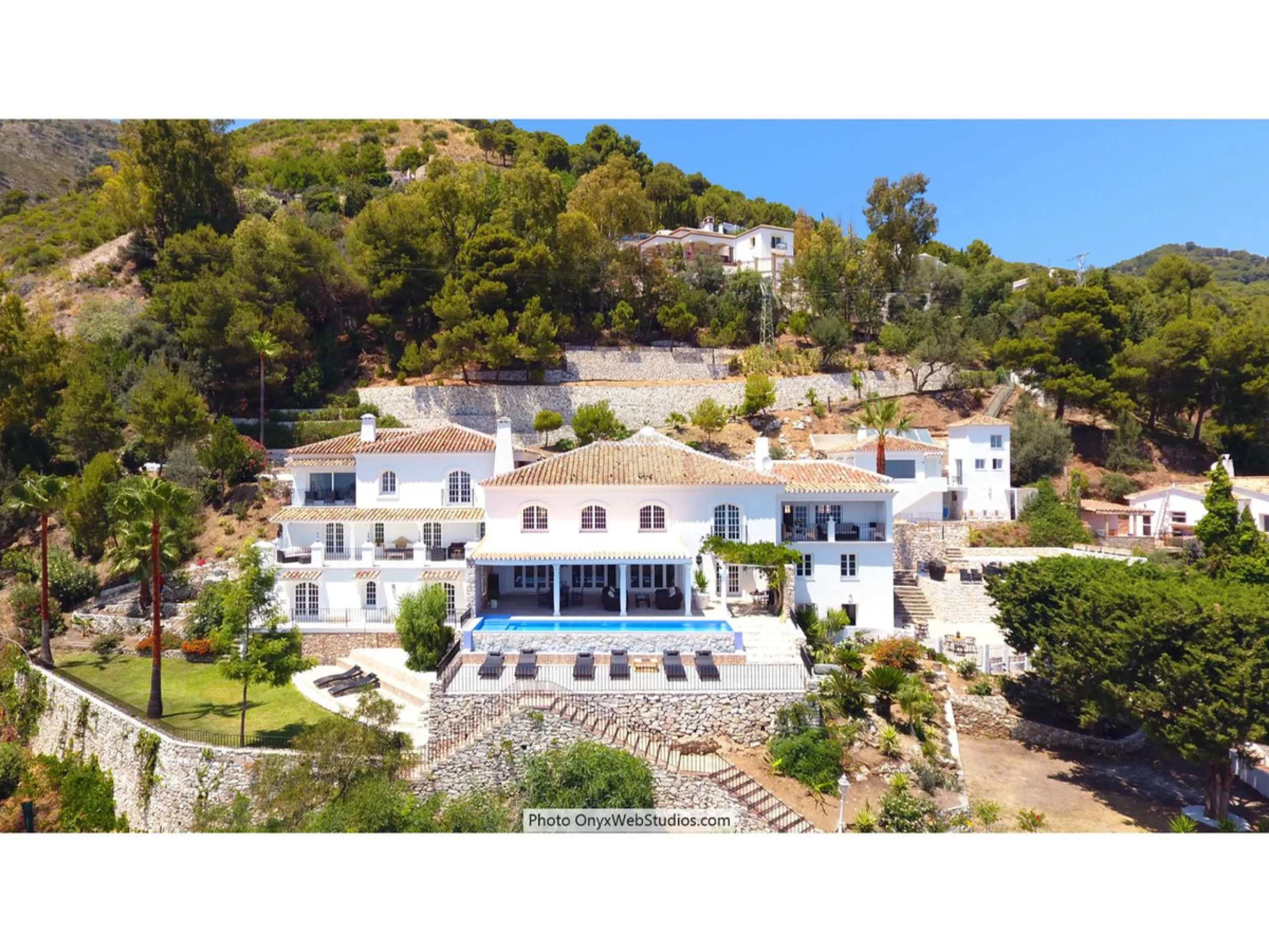 House - Detached Villa в продаже в Mijas, Málaga. В доме 9 спален и 8 ванных комнат. Площадь дома 1135 м². Площадь участка 6000 м²