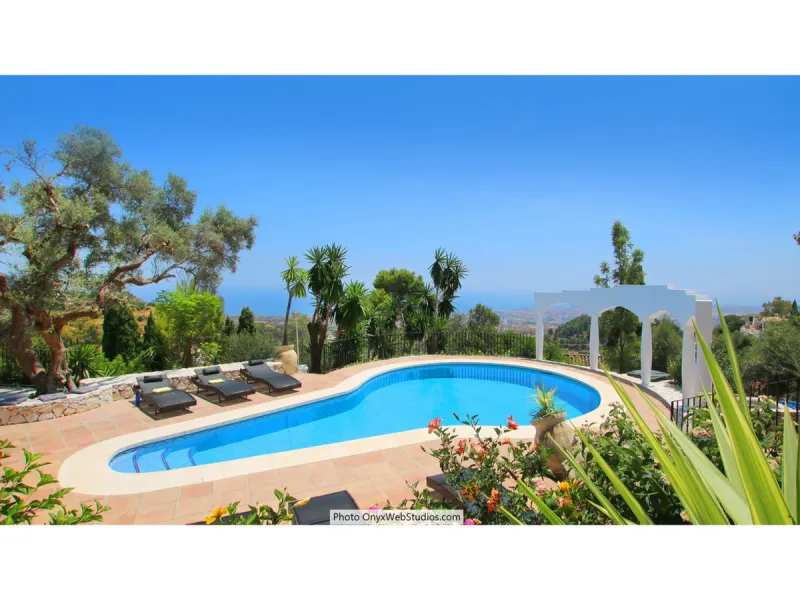 House - Detached Villa в продаже в Mijas, Málaga. В доме 9 спален и 8 ванных комнат. Площадь дома 1135 м². Площадь участка 6000 м²